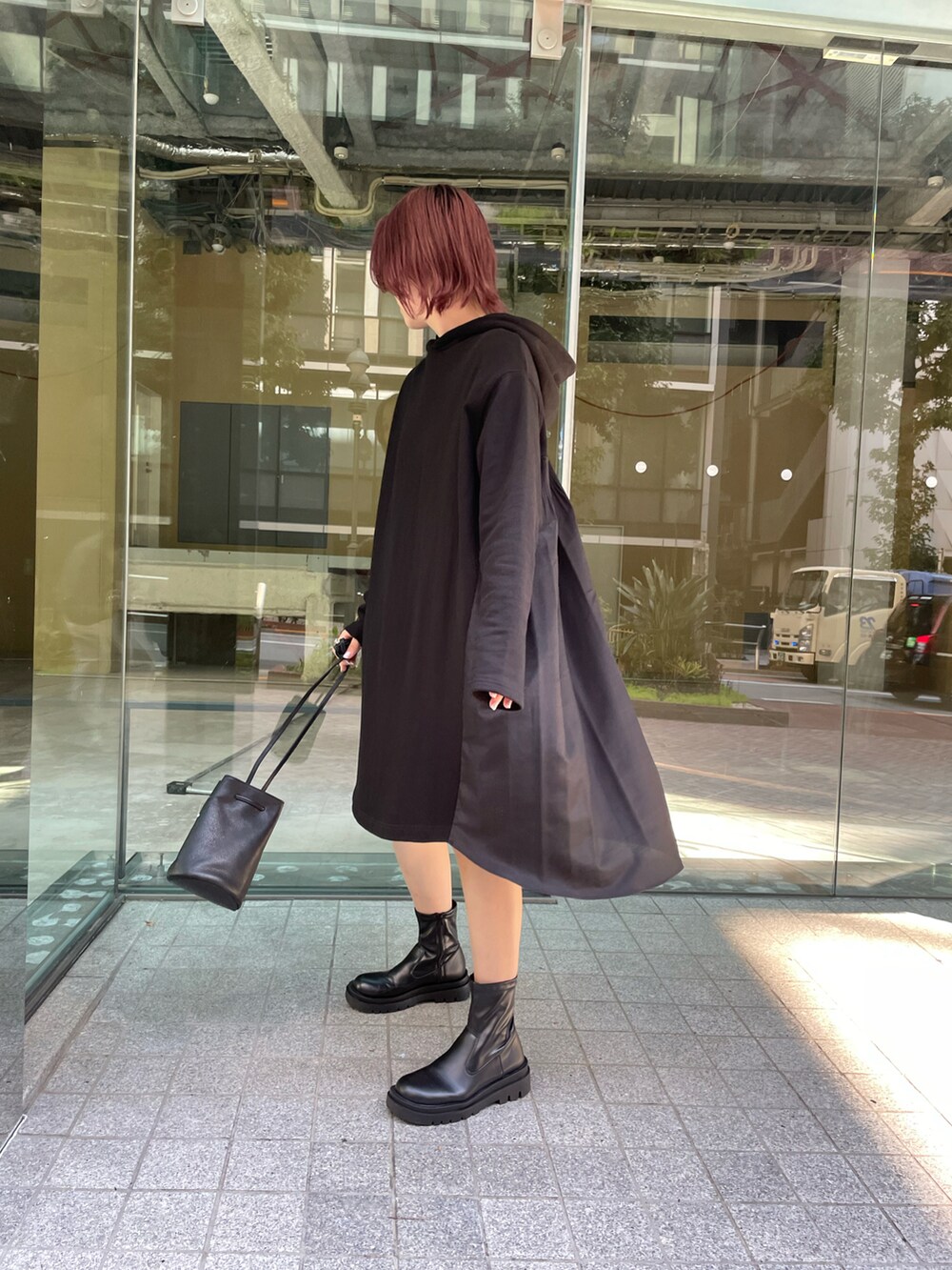 ブラック系のTシャツ/カットソー、ブラック系のショルダーバッグを着用したレディースの秋コーディネートの3枚目の写真