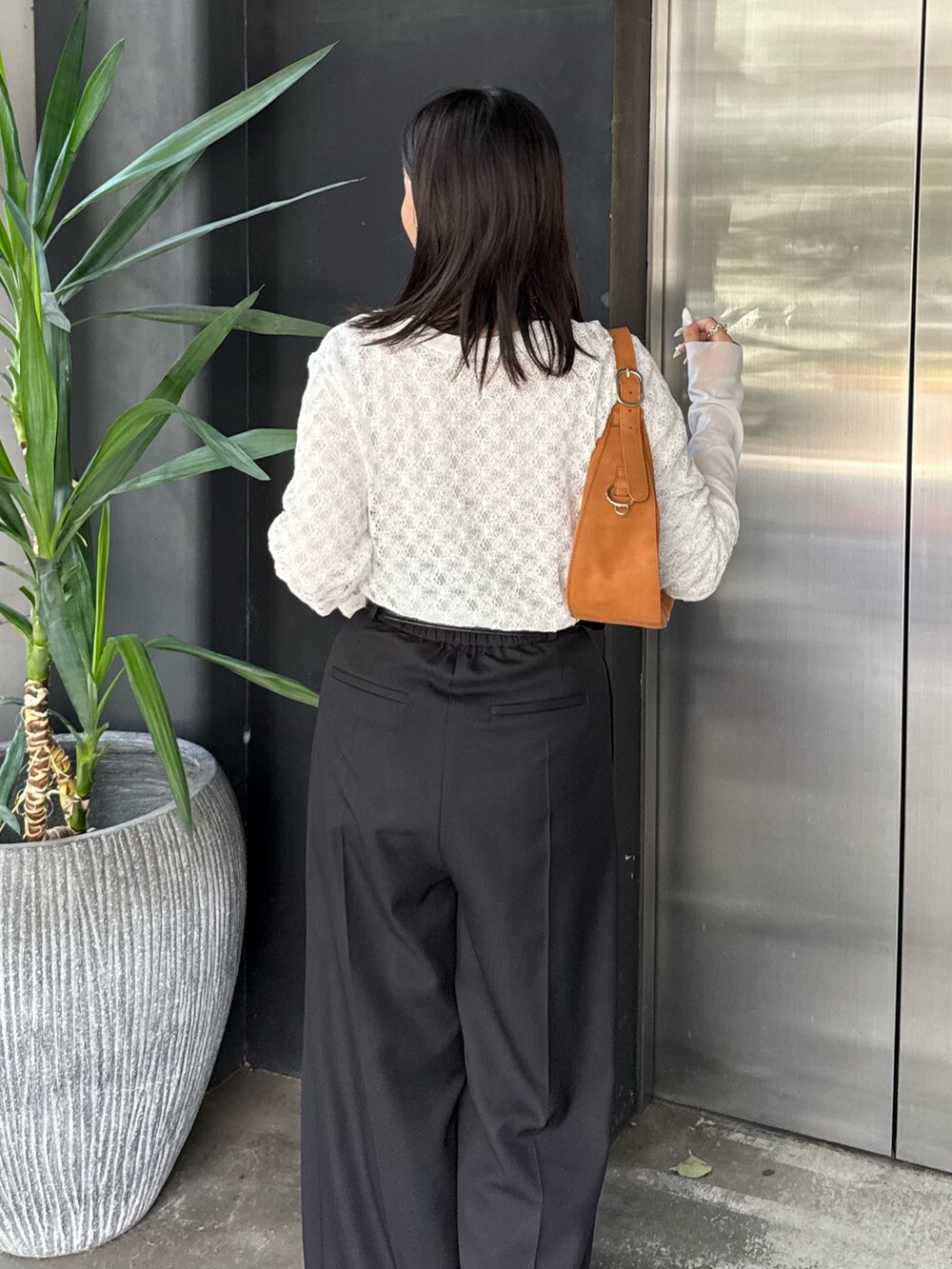 ホワイト系のTシャツ/カットソー、ブラック系のスラックス、ブラック系のベルトを着用したレディースの秋コーディネートの3枚目の写真