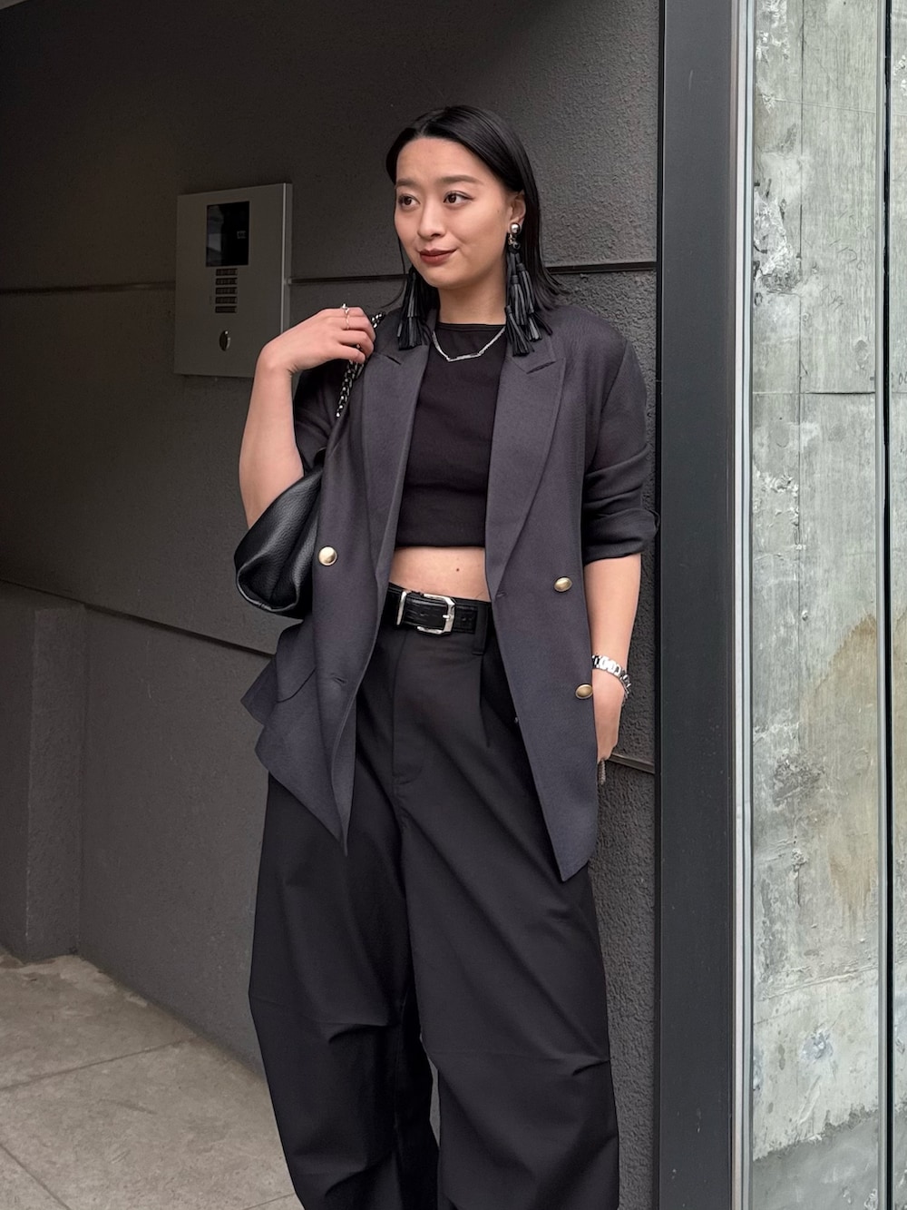 グレー系のテーラードジャケット、ブラック系のカーゴパンツ、ブラック系のトートバッグを着用したレディースの春コーディネートの3枚目の写真