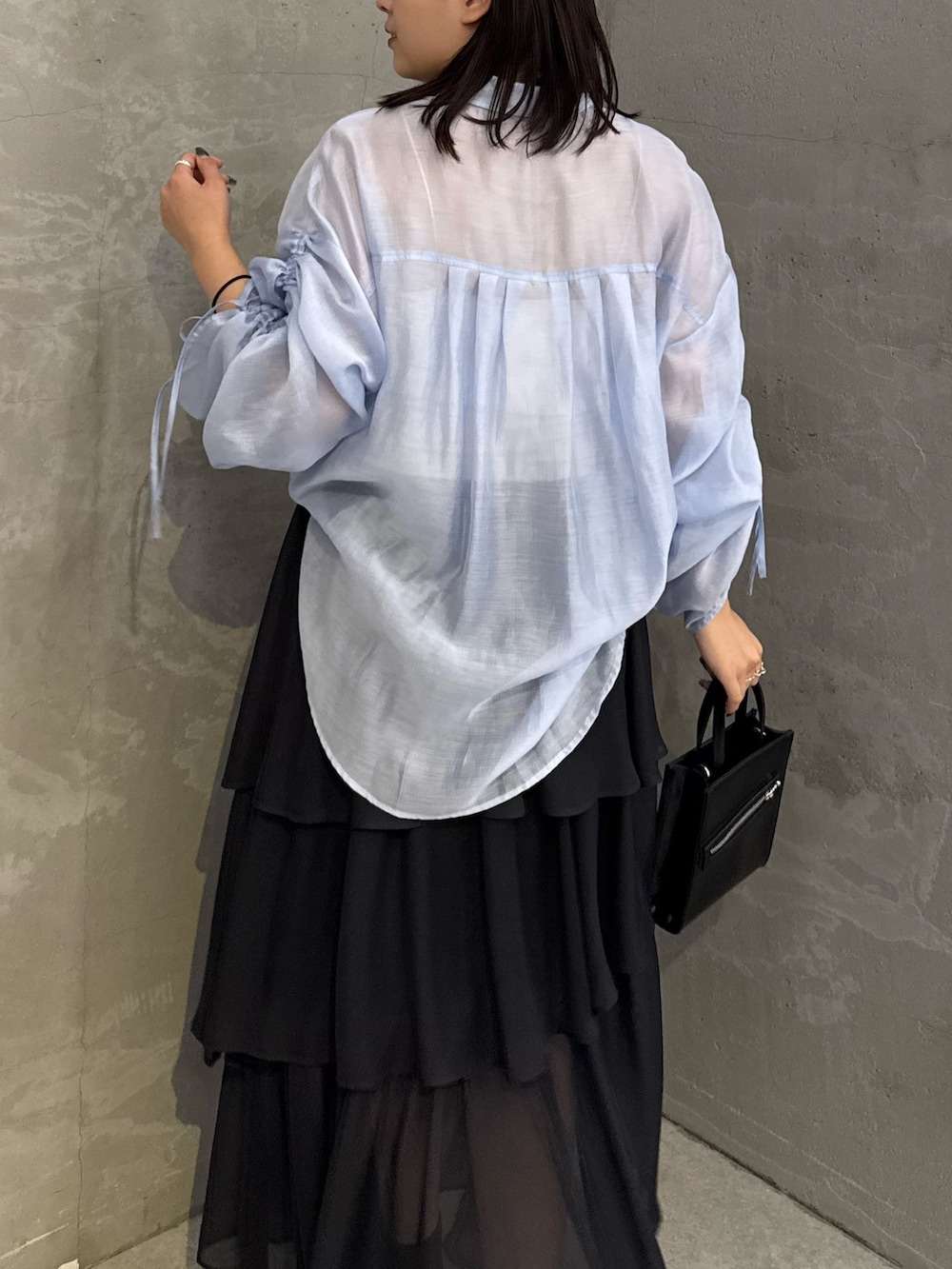 「白Tシャツ、夏ファッション、初夏コーデ、大人カジュアルコーデ、オトナカワイイ、ラフコーデ、リラックススタイル、大人コーデ、夏、シャツスタイル、シャツコーデ、ティアードスカート、ティアード、モノトーン、モノトーンコーデ」｜「Lui'sのシアーギャザ―スリーブシャツ（シャツ/ブラウス、ブルー系）」を使った、miuさん（レディース・158cm）の夏コーディネートの4枚目の写真