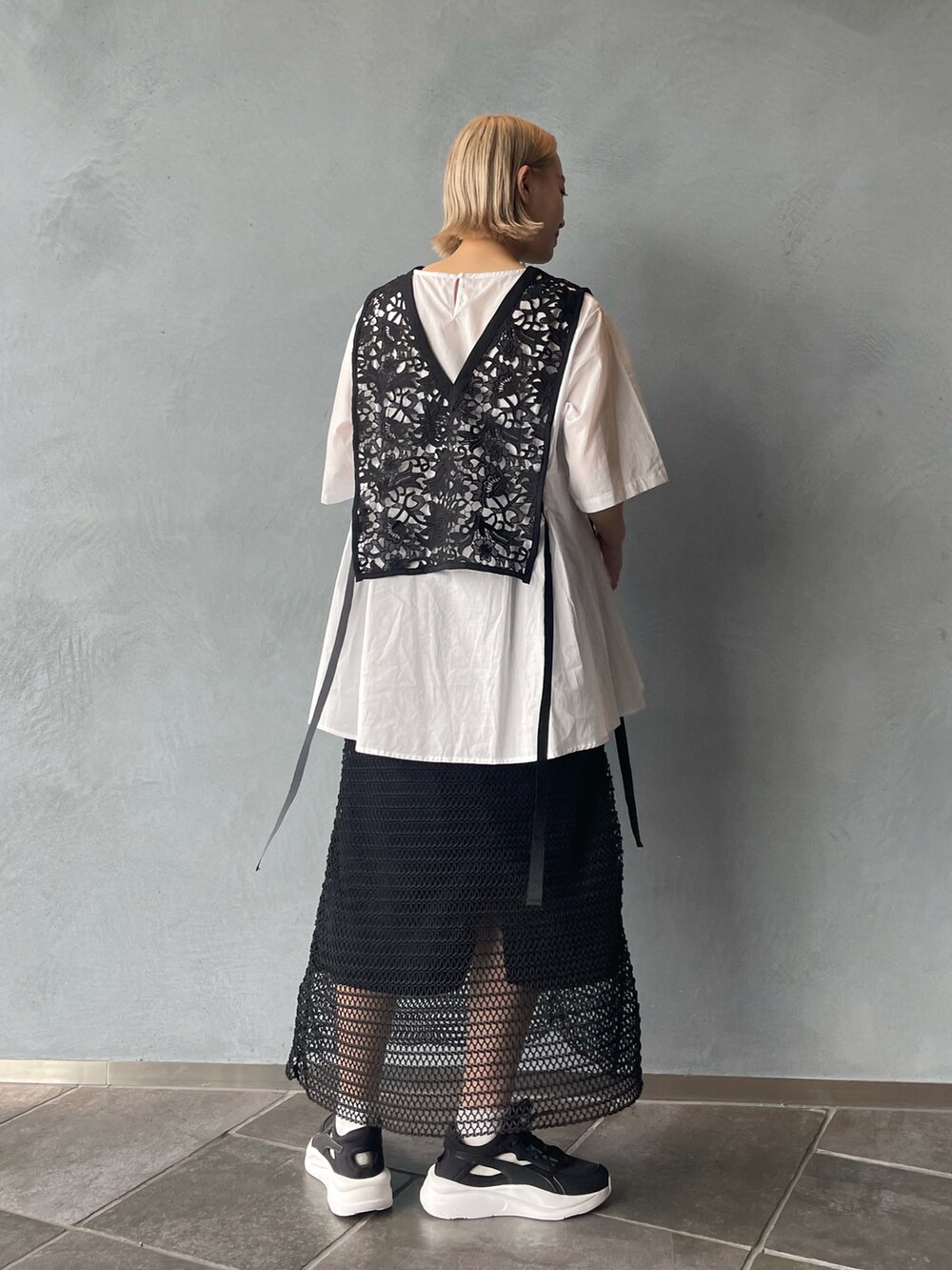 ブラック系のシャツ/ブラウス、ブラック系のスカート、ブラック系のサンダルを着用したレディースの夏コーディネートの2枚目の写真