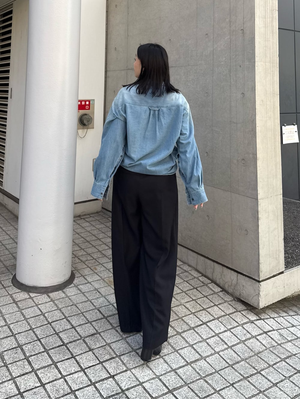 ブルー系のシャツ/ブラウス、ブラック系のスラックス、ブラック系のブーツを着用したレディースの秋コーディネートの2枚目の写真