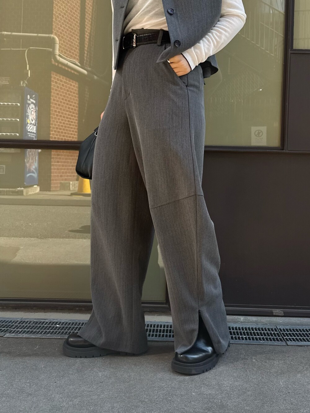 「ロンT、シアートップス、春服、春カラー、大人女子、おでかけコーデ、きれいめコーディネート、春夏コーデ、ジレ、ジレスタイル、ジレコーデ」｜「Lui'sのバックデザインVネックベスト（ダウンベスト、グレー系）」を使った、miuさん（レディース・158cm）の春コーディネートの5枚目の写真