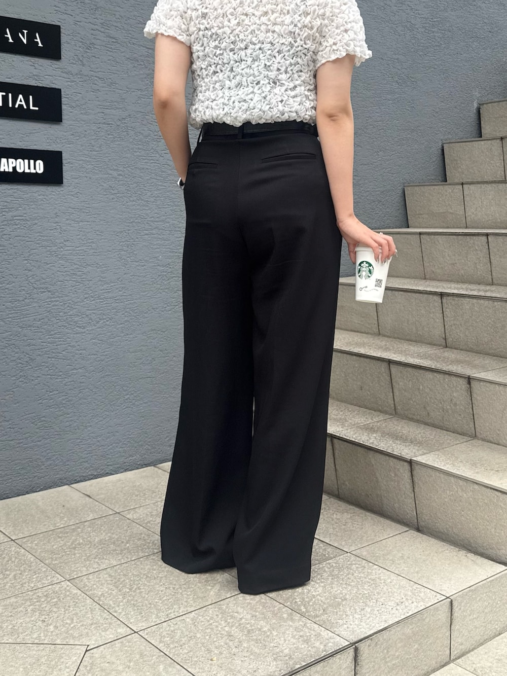 「夏コーデ、おでかけコーデ、パンツコーデ、ラクチンコーデ、夏服コーデ、初夏コーデ、シンプルカジュアル、大人ファッション、ポコポコ、スラックス、スラックスパンツ、綺麗め、綺麗めコーデ」｜「Lui'sのポコポコシャーリングトップス（Tシャツ/カットソー、ホワイト系）」を使った、miuさん（レディース・158cm）の夏コーディネートの5枚目の写真