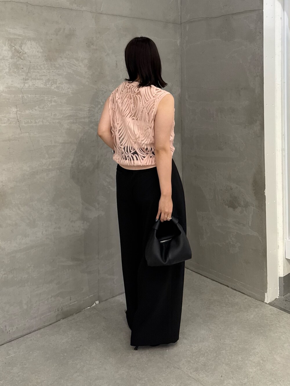 「最近のいい感じコーデ、大人カジュアル、大人かわいい、春カラー、ラフコーデ、大人女子、キレイめ、今日のコーデ、タンクトップ、スラックス、スラックスコーデ、きれいめ」｜「Lui'sの刺繍レースタンクトップ（Tシャツ/カットソー、ピンク系）」を使った、miuさん（レディース・158cm）の春コーディネートの2枚目の写真