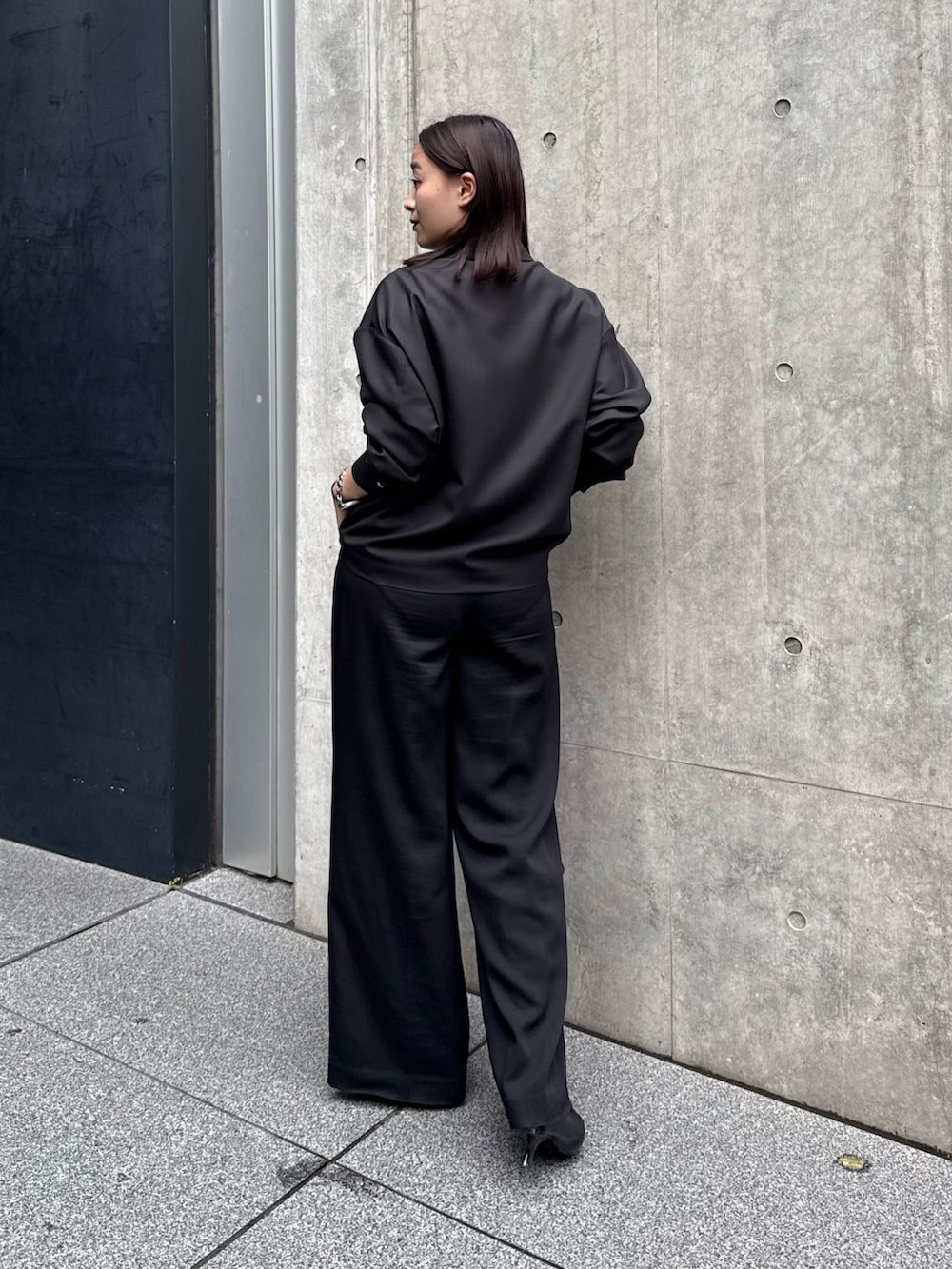 「Lui'sの《-3キロ見え》2タックベーシックワイドパンツ（スラックス、ブラック系）」を使った、miuさん（レディース・158cm）の夏コーディネートの3枚目の写真