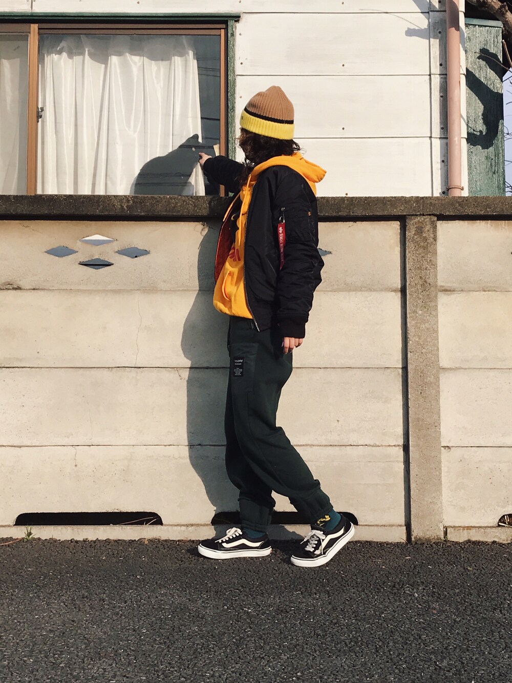 「カジュアル、カラーパレット、ラフ、スニーカーコーデ、スウェット、グリーン、ロゴスウェット、ニット帽、イエロー、ストリート、MA-1、コラボ、メンズライク」｜「GU undercoverのアイテム（スウェットパンツ、グリーン系）」を使った、@silikoaさん（レディース・167cm）の冬コーディネートの2枚目の写真