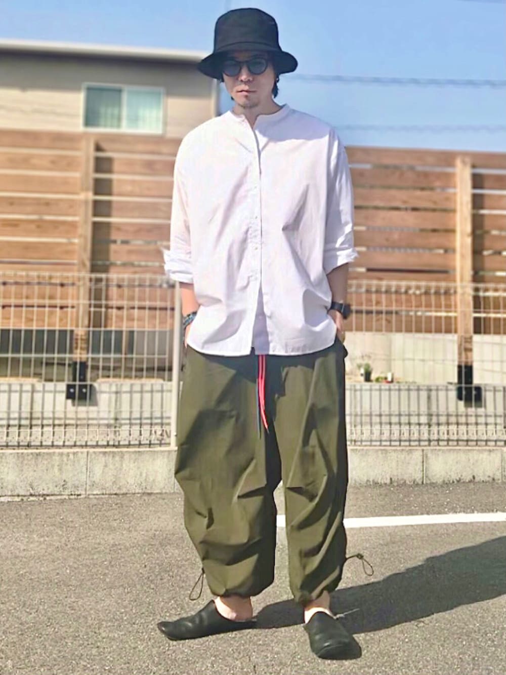 「春服みてみて、リラックススタイル、革靴、シャツコーデ、バンドカラーシャツ、バケットハット、スノーパンツ、シャツスタイル、ミリタリーパンツ、休日スタイル、ゆるコーデ、カーキ、春コーデ、白シャツ、スリッポン」｜「AUTTAAのROOM SHOES（スリッポン、ブラック系）」を使った、munikunさん（メンズ・168cm）の春コーディネートの2枚目の写真