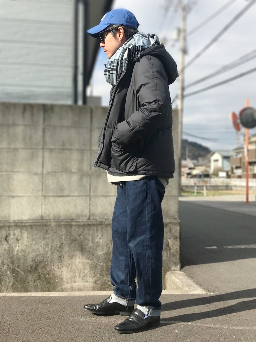 グレー系のパーカーを着用したメンズの冬コーディネートの2枚目の写真