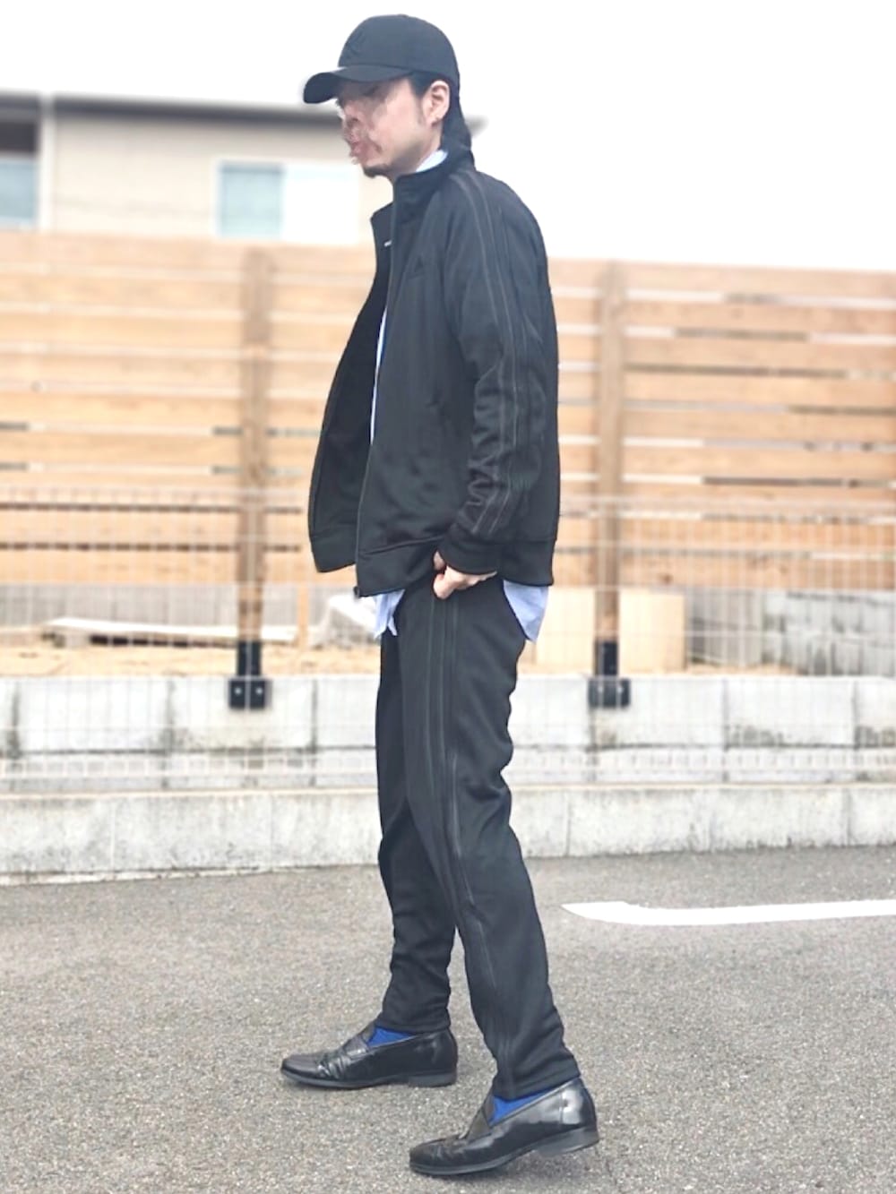 ブラック系のその他パンツ、ブラック系のジャージ、ブラック系のキャップを着用したメンズの春コーディネートの2枚目の写真