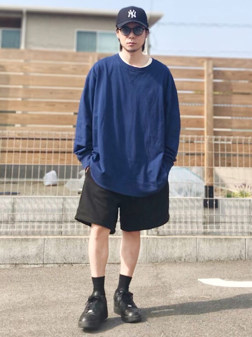 「シンプルコーデ、スニーカー、ブラック、ストリート、ストリートコーデ、ビックシルエット、キャップ、ブルー、ナイキスニーカー、ショートパンツ、ロンT、スウェット」｜「NIKEのナイキ エア フォース 1 '07 メンズシューズ / Nike Air Force 1 '07 Men's Shoes CW2288-001 Black（スニーカー、ブラック系）」を使った、munikunさん（メンズ・168cm）の春コーディネートの2枚目の写真