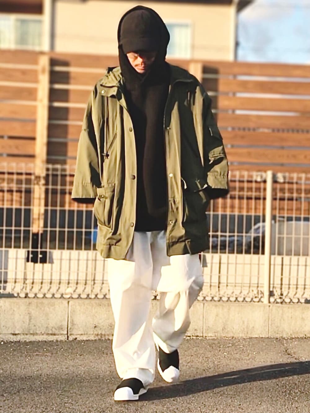 ブラック系のスリッポンを着用したメンズの冬コーディネートの2枚目の写真