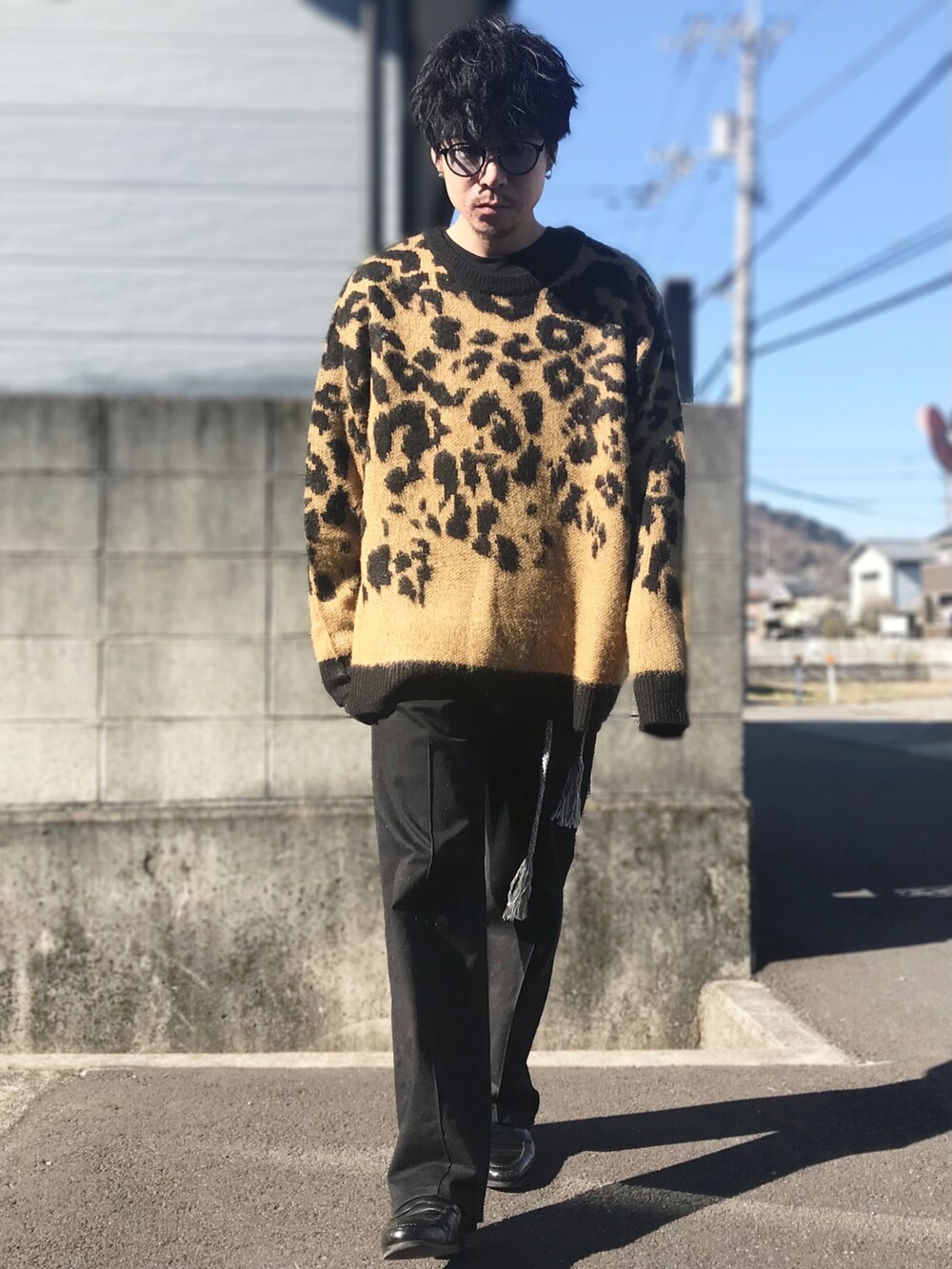 「オトナカジュアル、シンプルコーデ、ビッグシルエット、休日スタイル、レオパード、ニット、スラックス、ローファー、カジュアルコーデ、今日のコーデ、冬コーデ」｜「G.O.Cのマルチオーバーサイズジャガード編みモヘアライクニット（ニット/セーター、ベージュ系）」を使った、munikunさん（メンズ・168cm）の冬コーディネートの3枚目の写真