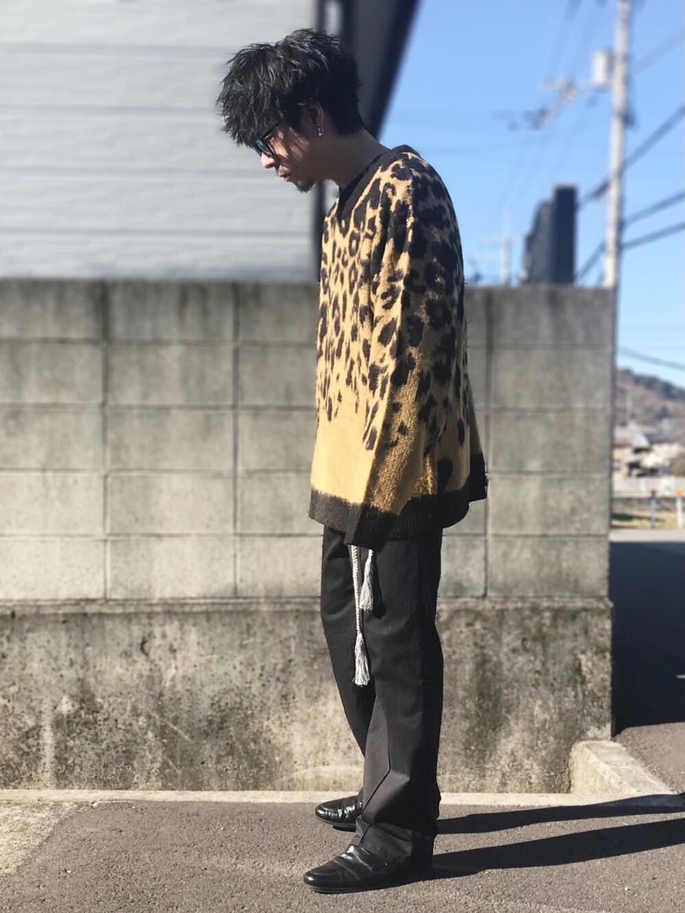 「オトナカジュアル、シンプルコーデ、ビッグシルエット、休日スタイル、レオパード、ニット、スラックス、ローファー、カジュアルコーデ、今日のコーデ、冬コーデ」｜「G.O.Cのマルチオーバーサイズジャガード編みモヘアライクニット（ニット/セーター、ベージュ系）」を使った、munikunさん（メンズ・168cm）の冬コーディネートの2枚目の写真