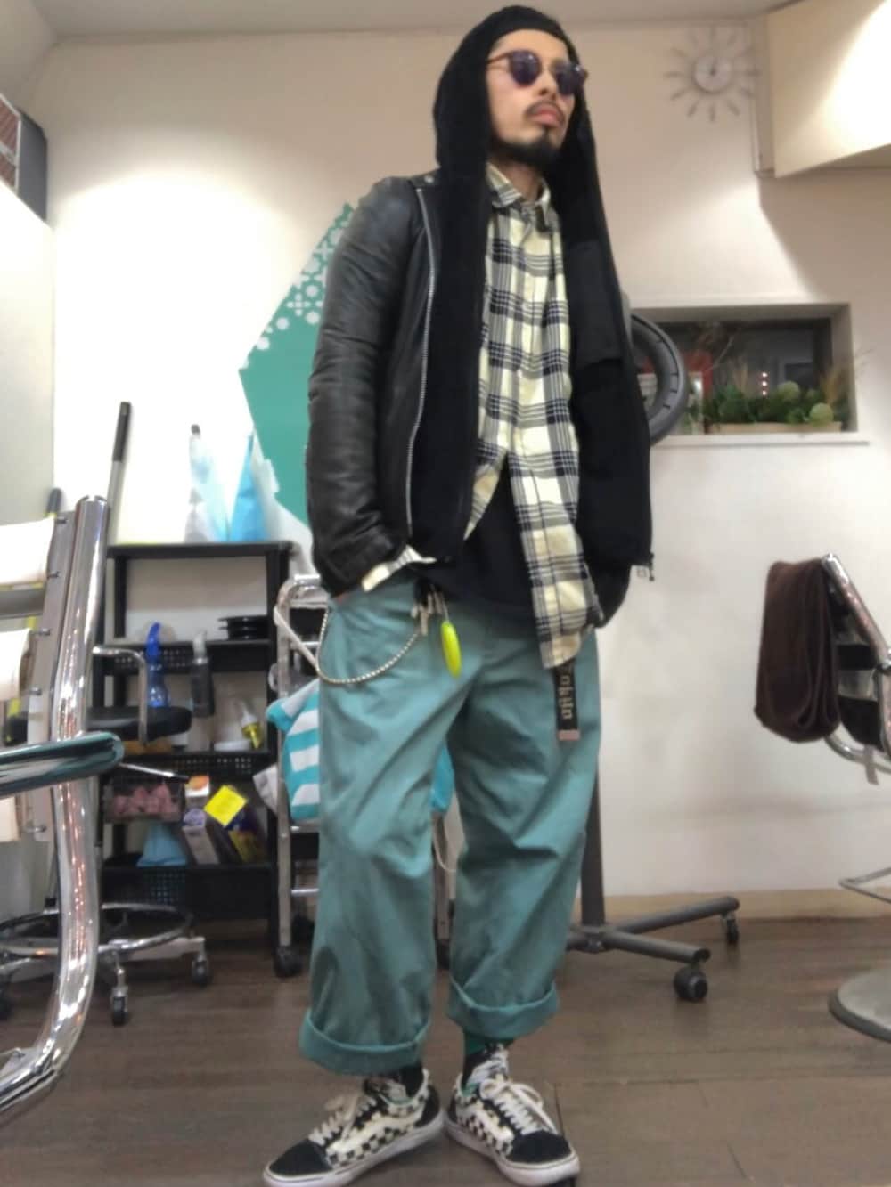 ブラック系のパーカー、ブラック系のライダースジャケット、イエロー系のシャツ/ブラウスを着用したメンズの冬コーディネートの2枚目の写真