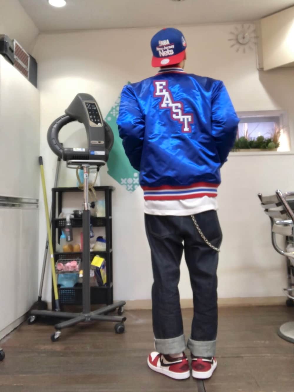 ブルー系のスタジャン、ホワイト系のTシャツ/カットソー、ブルー系のデニムパンツを着用したメンズの冬コーディネートの2枚目の写真