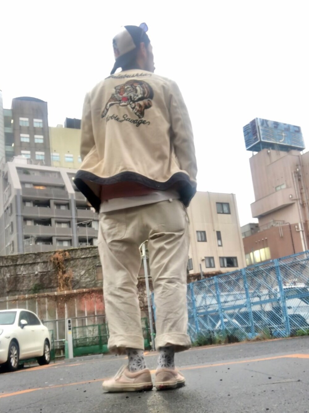 ベージュ系のブルゾン、ピンク系のTシャツ/カットソー、ホワイト系のチノパンツを着用したメンズの春コーディネートの2枚目の写真