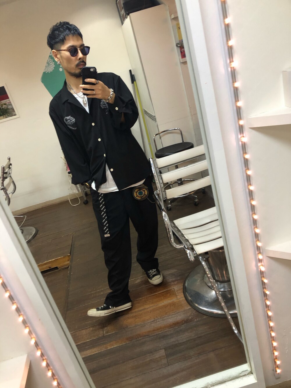 ブラック系のシャツ/ブラウス、ブラック系のスラックス、ブラック系のスニーカーを着用したメンズの秋コーディネートの2枚目の写真