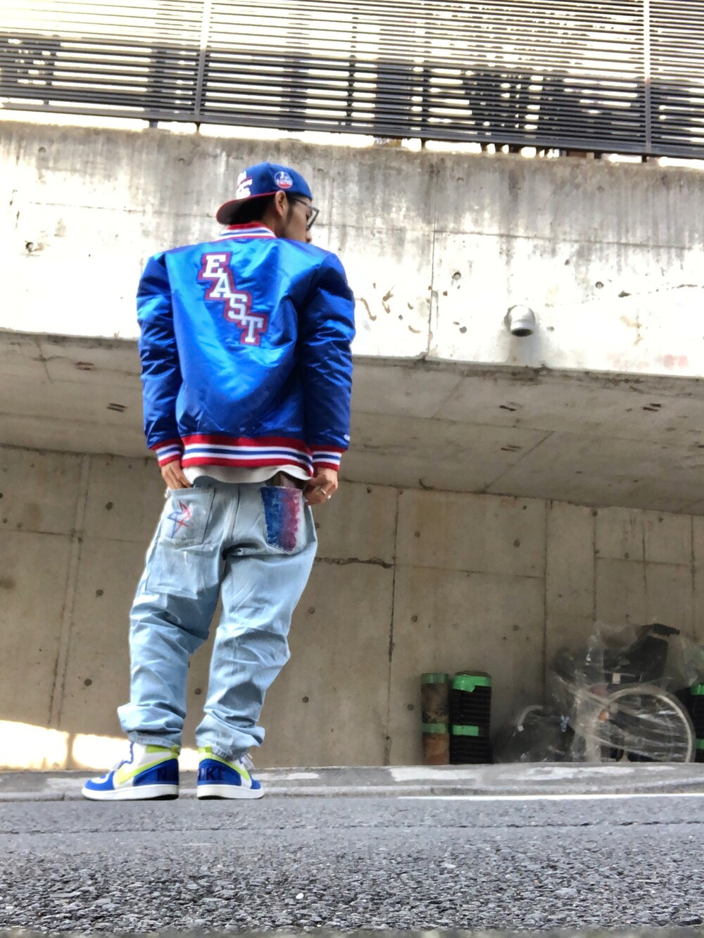 ブルー系のスタジャン、グレー系のスウェット、ブルー系のデニムパンツを着用したメンズの春コーディネートの2枚目の写真