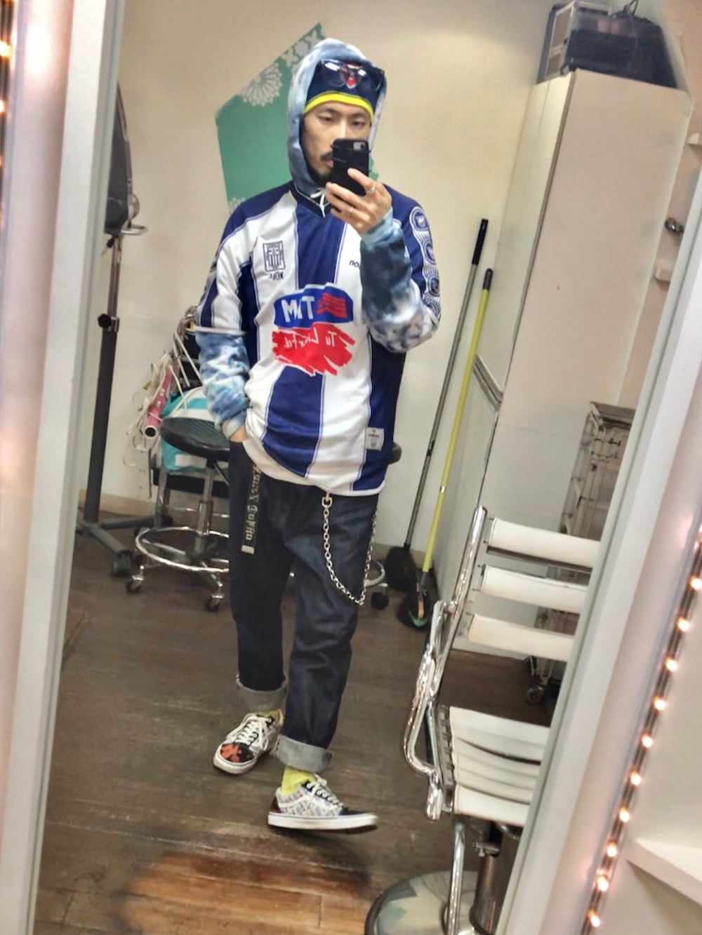 ブルー系のその他トップス、ブルー系のデニムパンツ、ブラック系のスニーカーを着用したメンズの春コーディネートの3枚目の写真