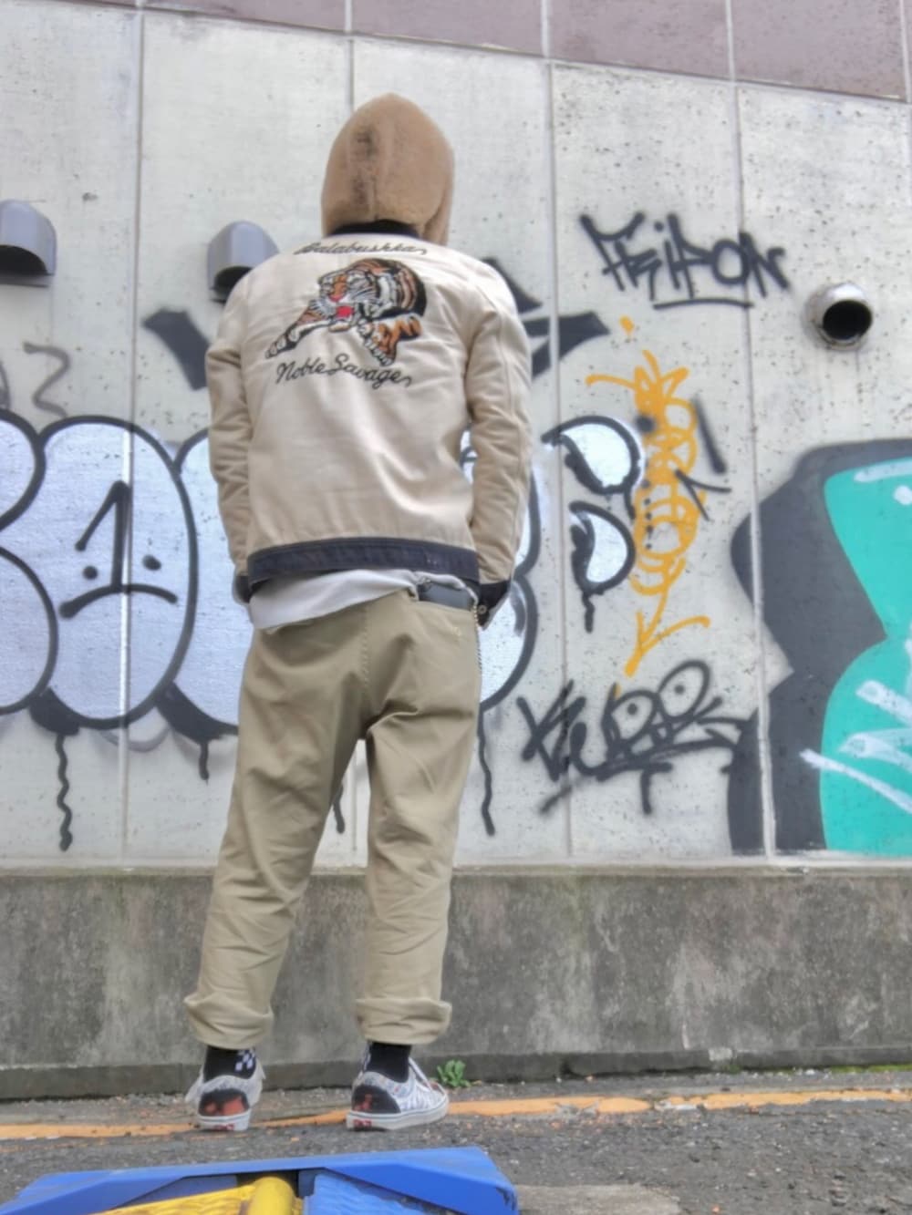 ベージュ系のパーカー、ブラック系のTシャツ/カットソー、ベージュ系のチノパンツを着用したメンズの春コーディネートの2枚目の写真