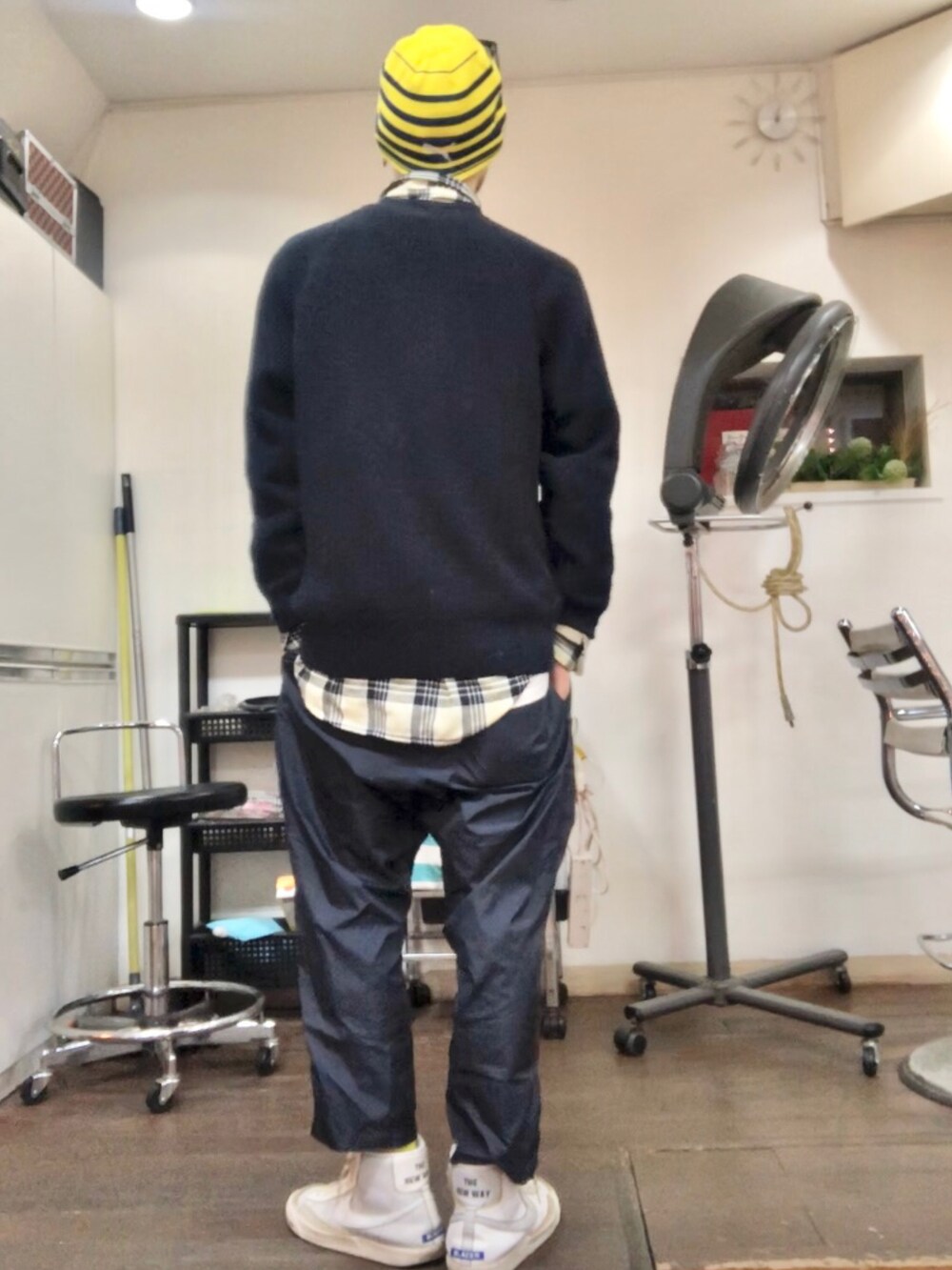 ブラック系のニット/セーター、イエロー系のシャツ/ブラウス、ブルー系のその他パンツを着用したメンズの春コーディネートの2枚目の写真