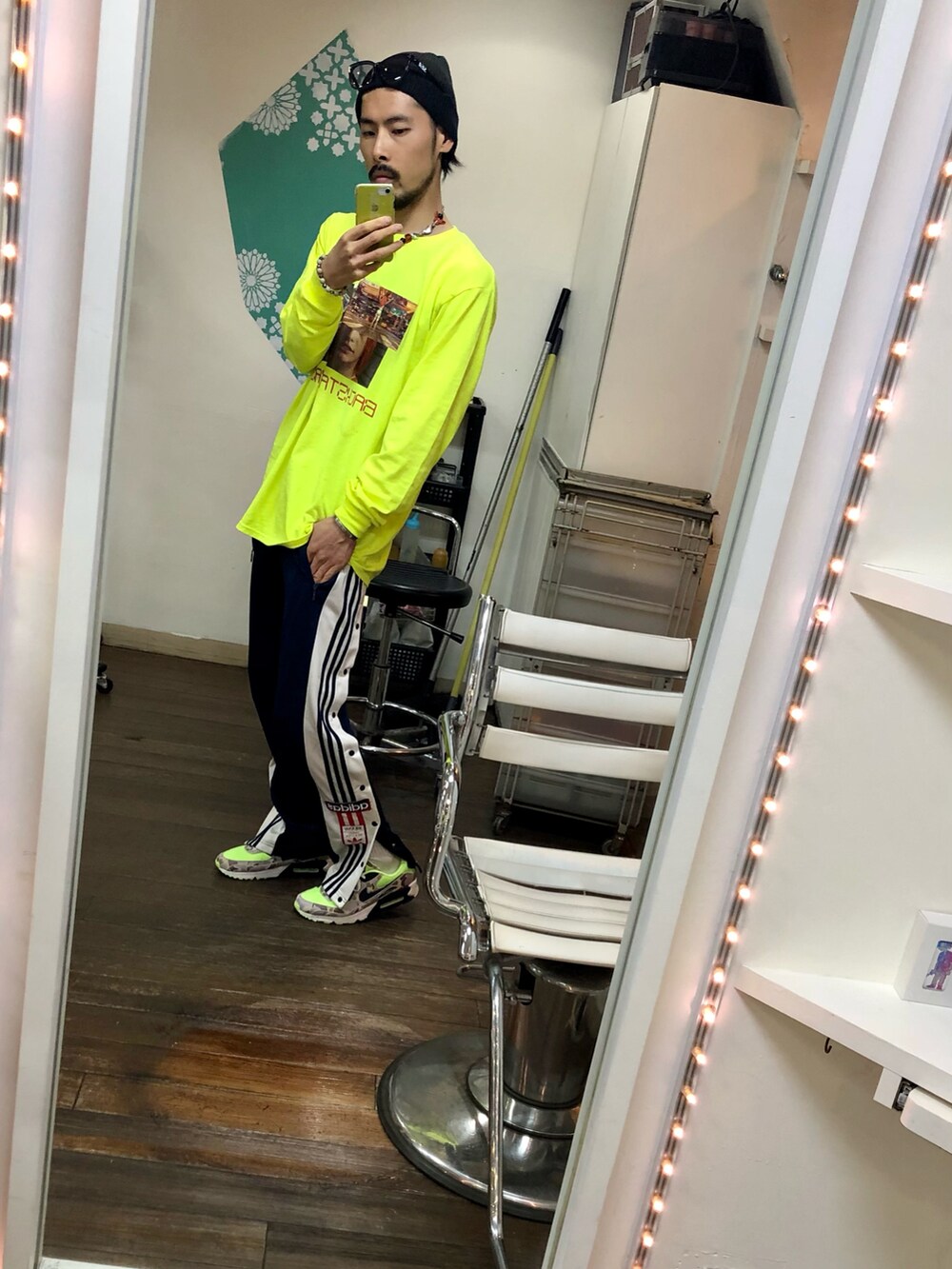 イエロー系のTシャツ/カットソー、ブルー系のその他パンツ、グリーン系のスニーカーを着用したメンズの春コーディネートの2枚目の写真