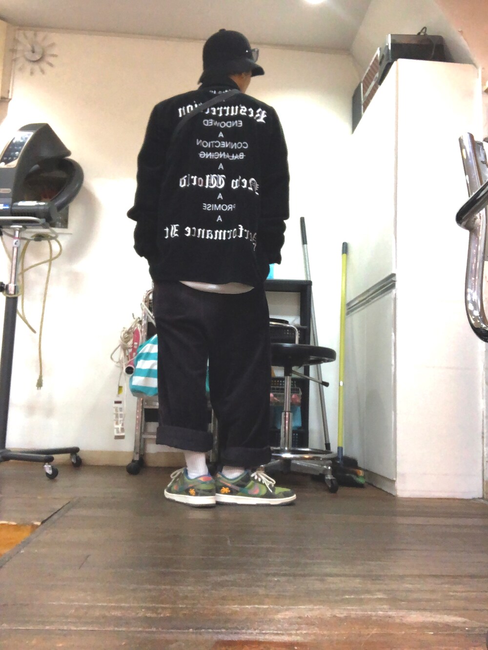 ブラック系のその他アウター、ブラック系のショルダーバッグ、ブラック系のその他パンツを着用したメンズの秋コーディネートの2枚目の写真