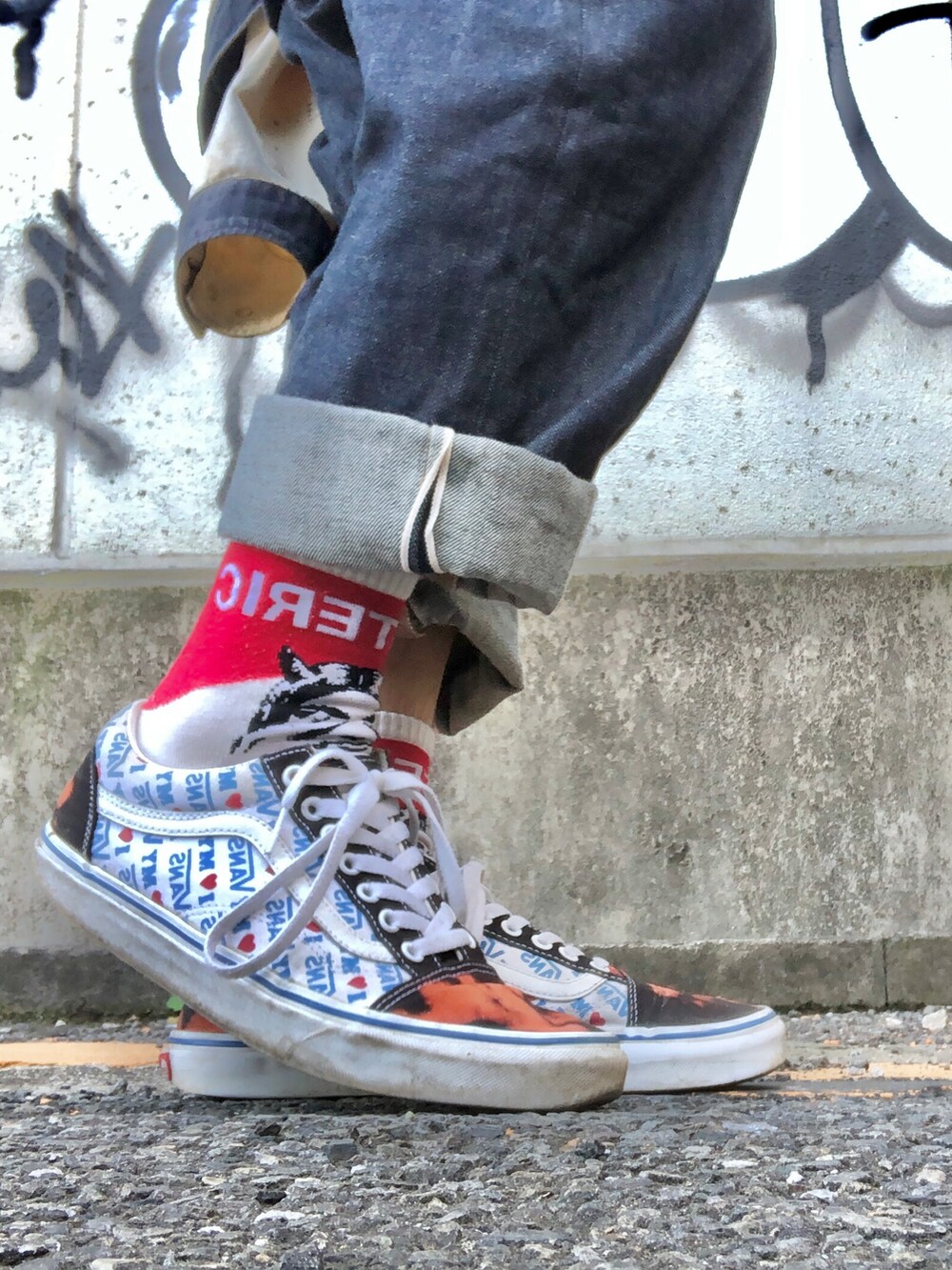 ベージュ系のブルゾン、ホワイト系のTシャツ/カットソー、ブルー系のデニムパンツを着用したメンズの春コーディネートの3枚目の写真