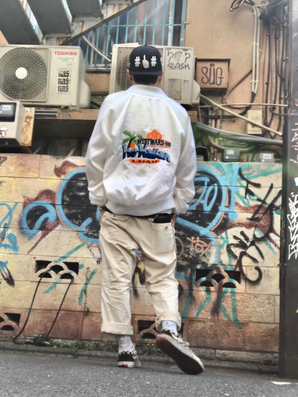 ホワイト系のスカジャン、ホワイト系のTシャツ/カットソー、ホワイト系のチノパンツを着用したメンズの春コーディネートの2枚目の写真