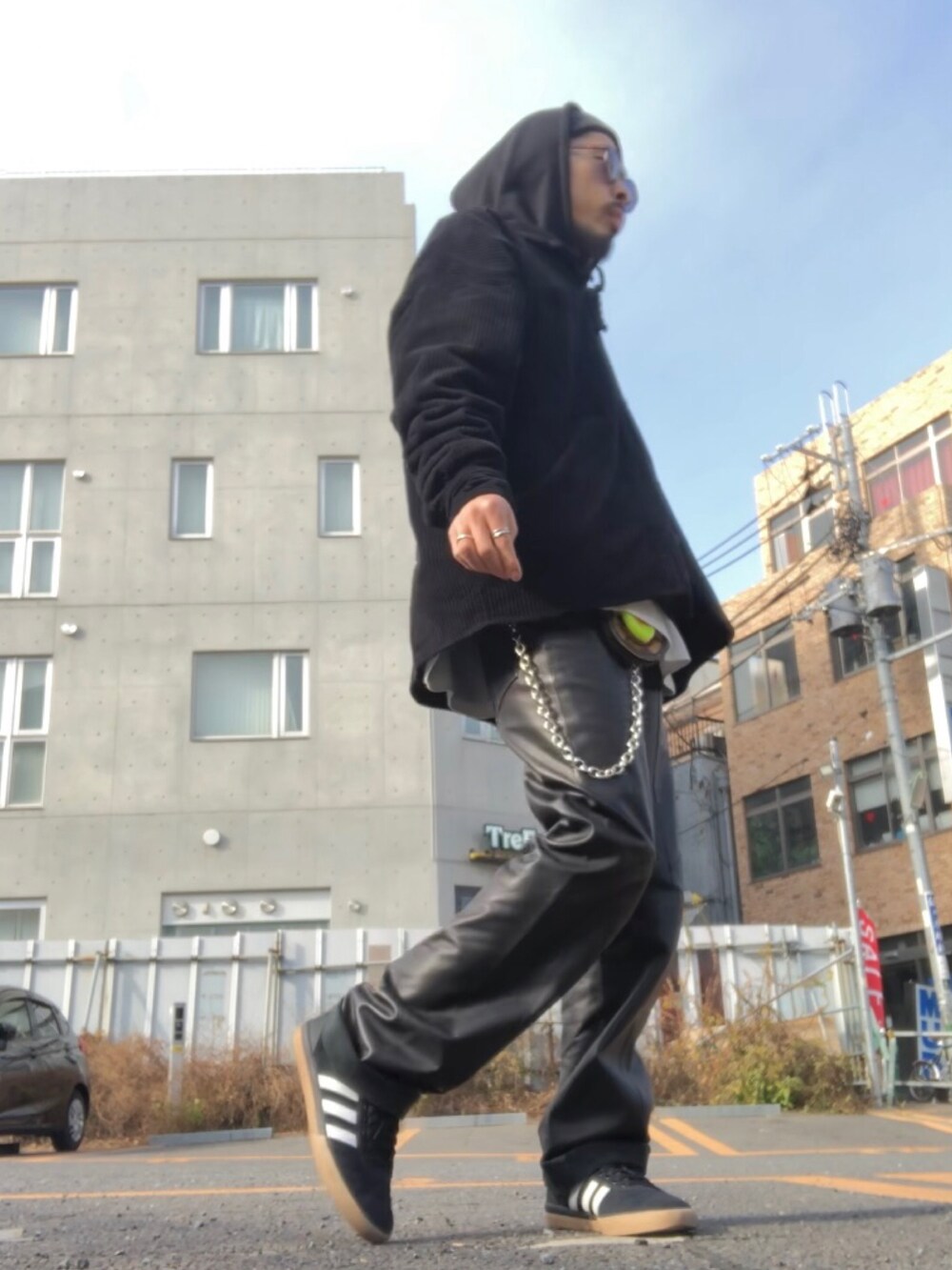 ブラック系のその他アウター、ブラック系のその他パンツ、ブラック系のスニーカーを着用したメンズの冬コーディネートの2枚目の写真