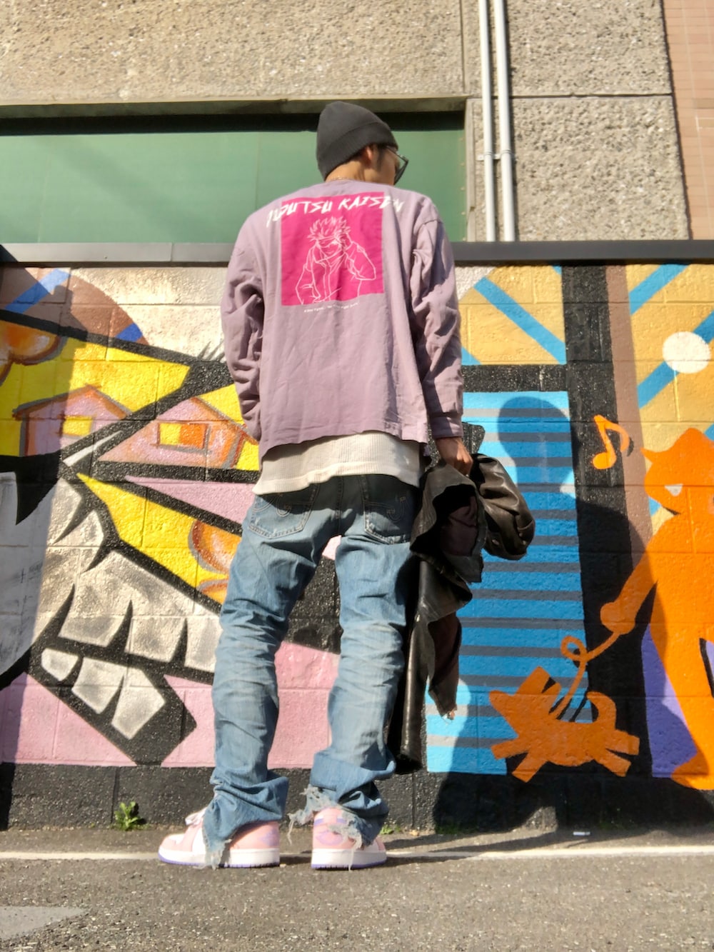 「春、春コーデ、春カラー、カジュアル、ストリート、ストリートコーデ、ストリートMIX、スニーカー、スニーカーコーデ、ニット帽、レザージャケット、ワイドパンツ、ロンT、NIKE、AIR JORDAN」｜「AIR JORDANのアイテム（スニーカー、ピンク系）」を使った、tkc18さん（メンズ・173cm）の春コーディネートの2枚目の写真