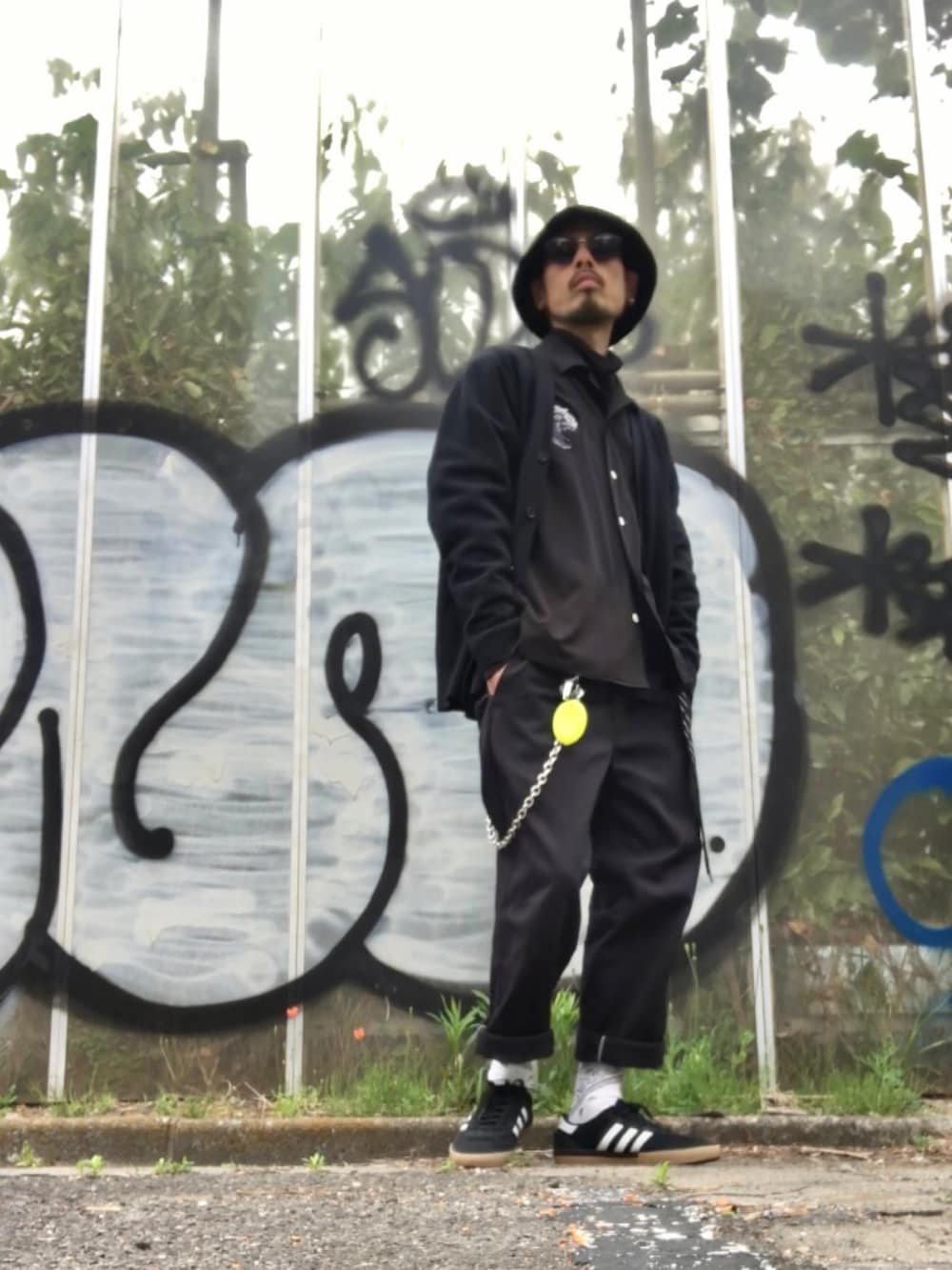 ブラック系のカーディガン/ボレロ、ブラック系のシャツ/ブラウス、ブラック系のチノパンツを着用したメンズの春コーディネートの2枚目の写真