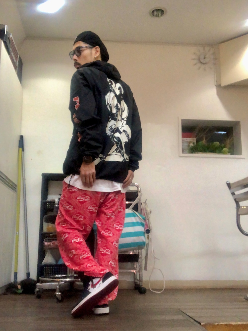 ブラック系のマウンテンパーカー、レッド系のその他パンツ、レッド系のスニーカーを着用したメンズの秋コーディネートの2枚目の写真