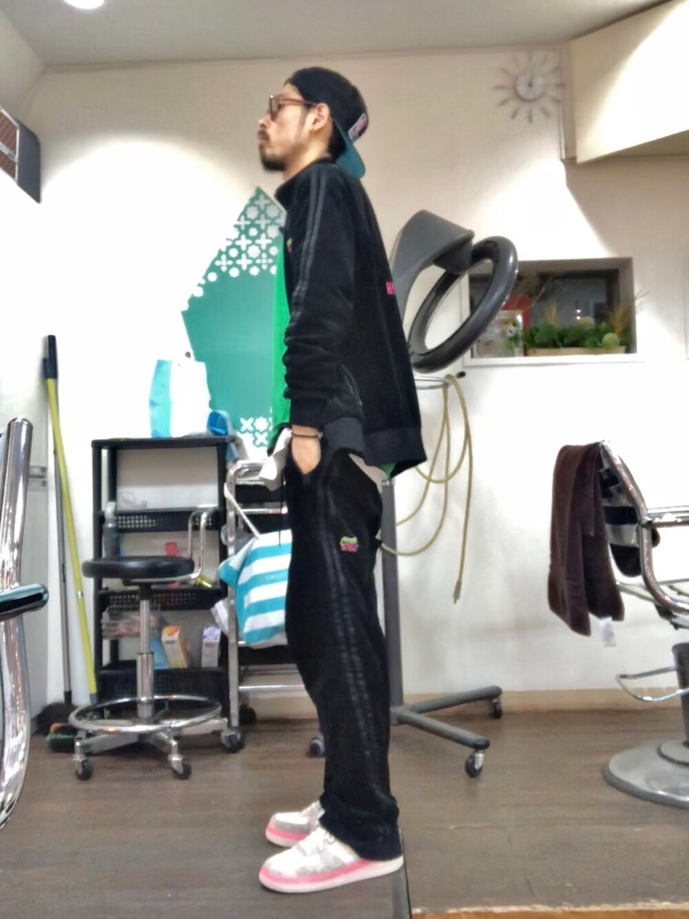 ブラック系のジャージ、グリーン系のTシャツ/カットソー、ブラック系のその他パンツを着用したメンズの春コーディネートの3枚目の写真