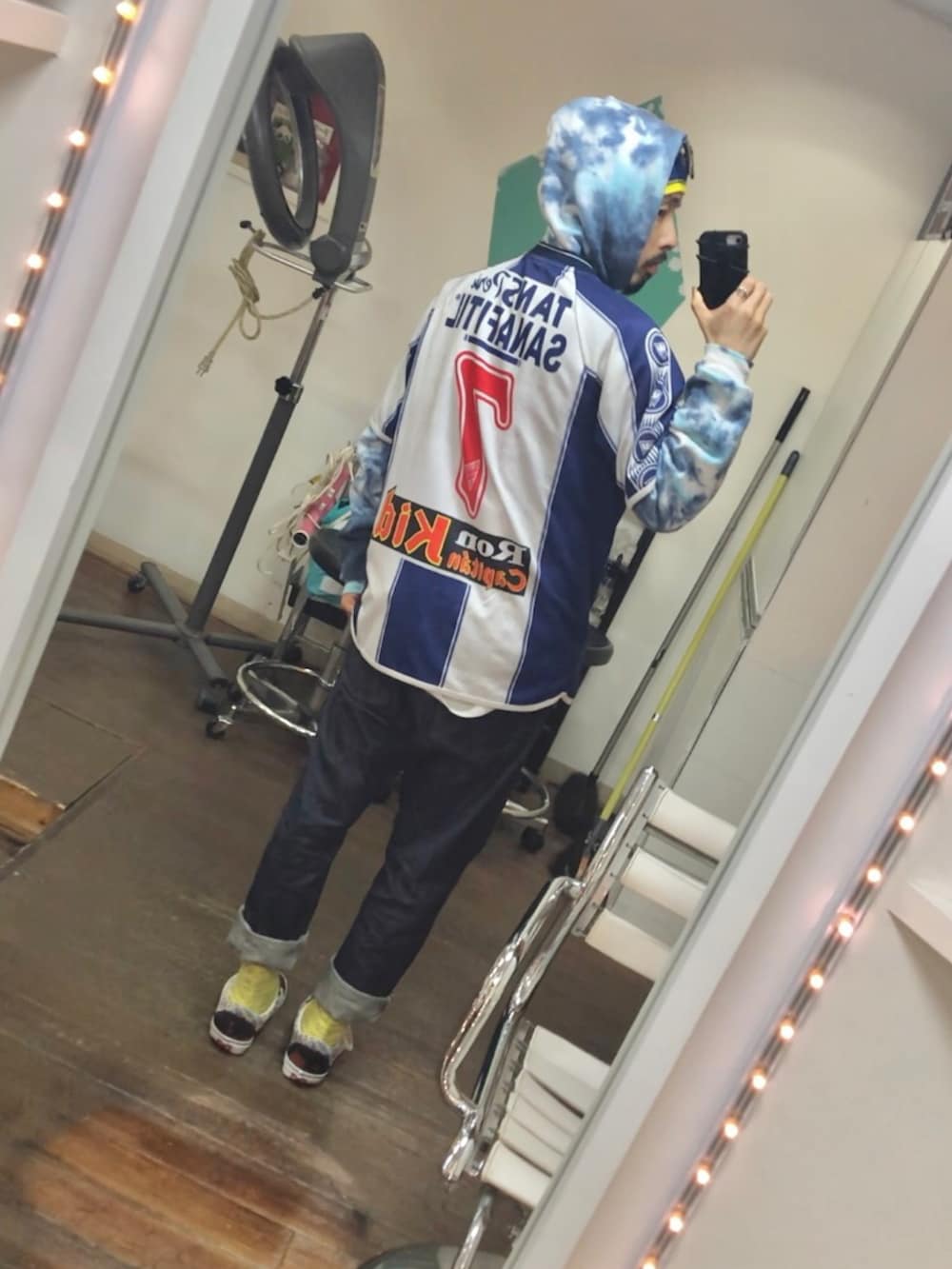 ブルー系のその他トップス、ブルー系のデニムパンツ、ブラック系のスニーカーを着用したメンズの春コーディネートの2枚目の写真