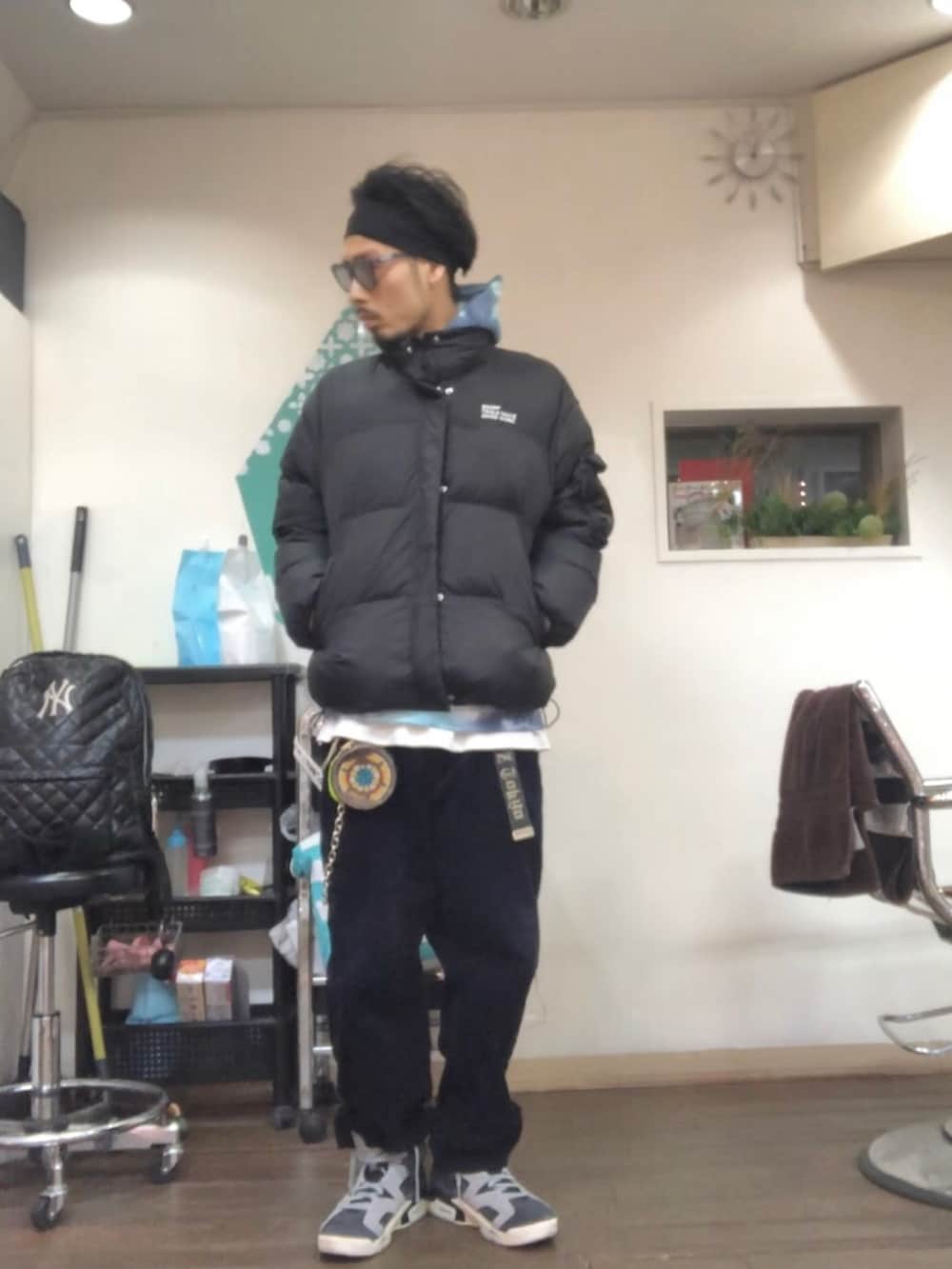 ブラック系のダウンジャケット/コート、ブルー系のパーカー、ブルー系のスニーカーを着用したメンズの冬コーディネートの2枚目の写真