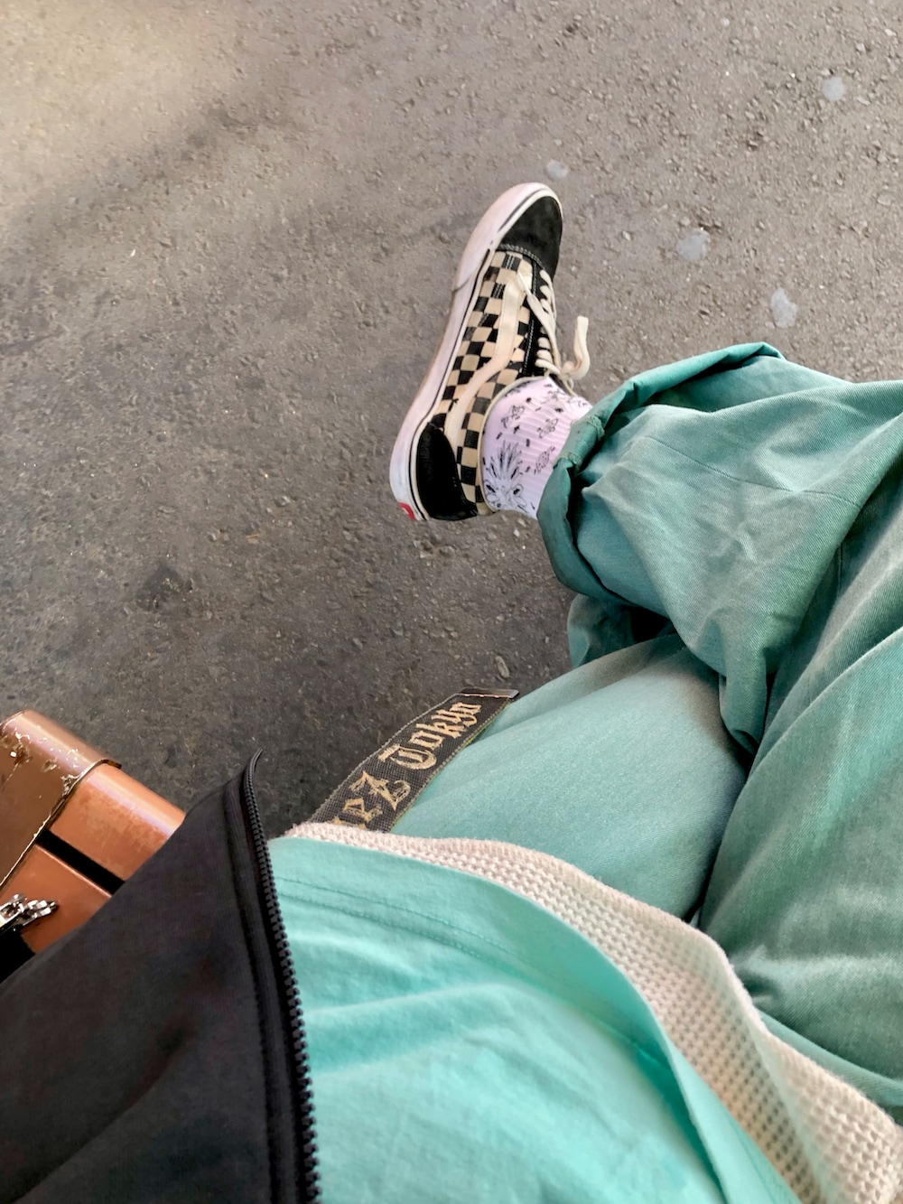 ブラック系のライダースジャケット、グリーン系のTシャツ/カットソー、グリーン系のチノパンツを着用したメンズの春コーディネートの2枚目の写真