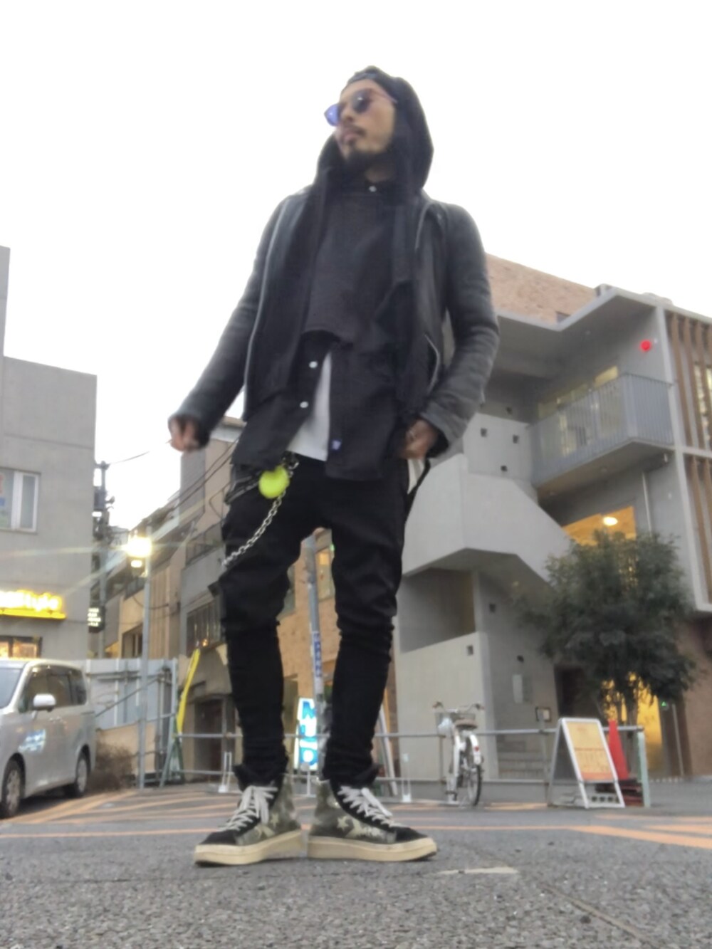 ブラック系のパーカー、ブラック系のその他パンツ、ブラック系のスニーカーを着用したメンズの冬コーディネートの2枚目の写真