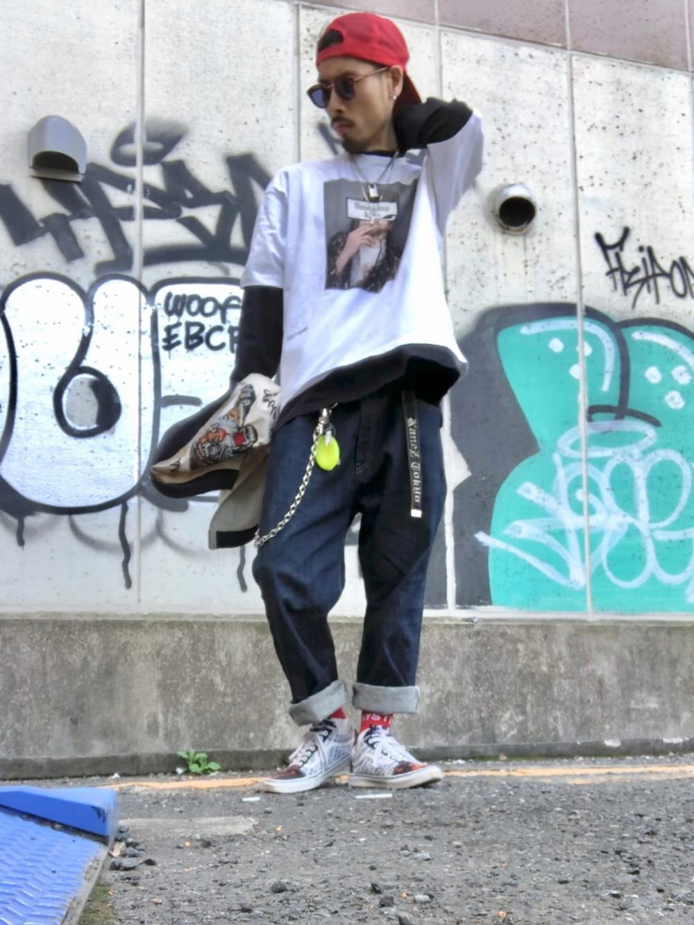 ベージュ系のブルゾン、ホワイト系のTシャツ/カットソー、ブルー系のデニムパンツを着用したメンズの春コーディネートの2枚目の写真