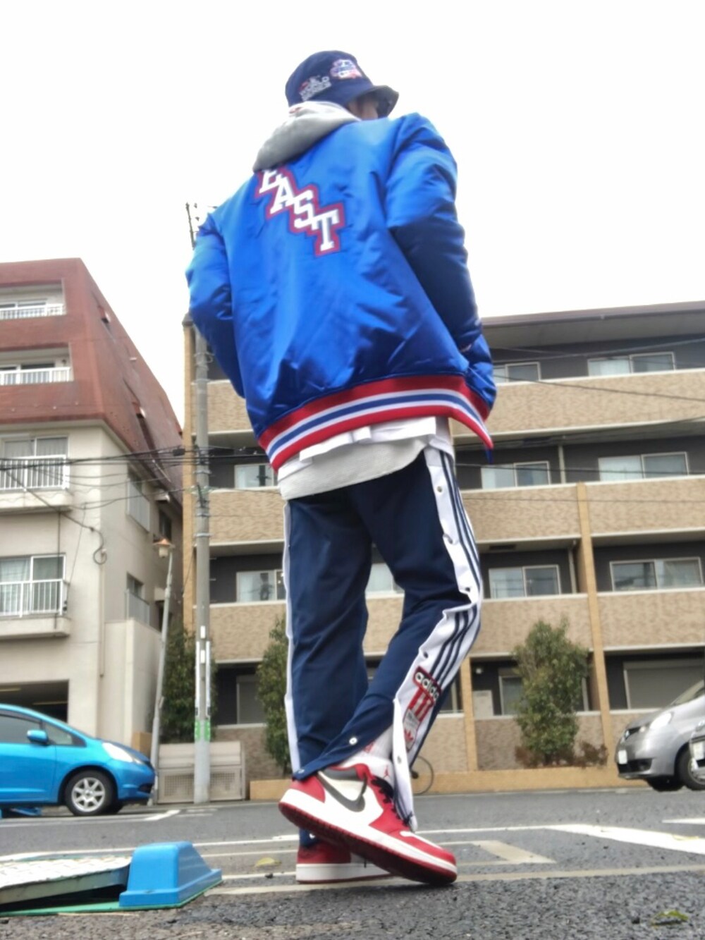 ホワイト系のTシャツ/カットソー、ブルー系のスタジャン、ブルー系のその他パンツを着用したメンズの春コーディネートの3枚目の写真