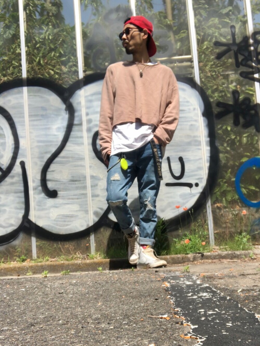 「春、春コーデ、ビッグシルエット、オーバーサイズ、ストリート、ストリートコーデ、春色、キャップ、スウェット、スキニーデニム、スニーカー、ナイキ、赤、ベージュ、パンツスタイル」｜「古着のアイテム（キャップ、レッド系）」を使った、tkc18さん（メンズ・173cm）の春コーディネートの2枚目の写真