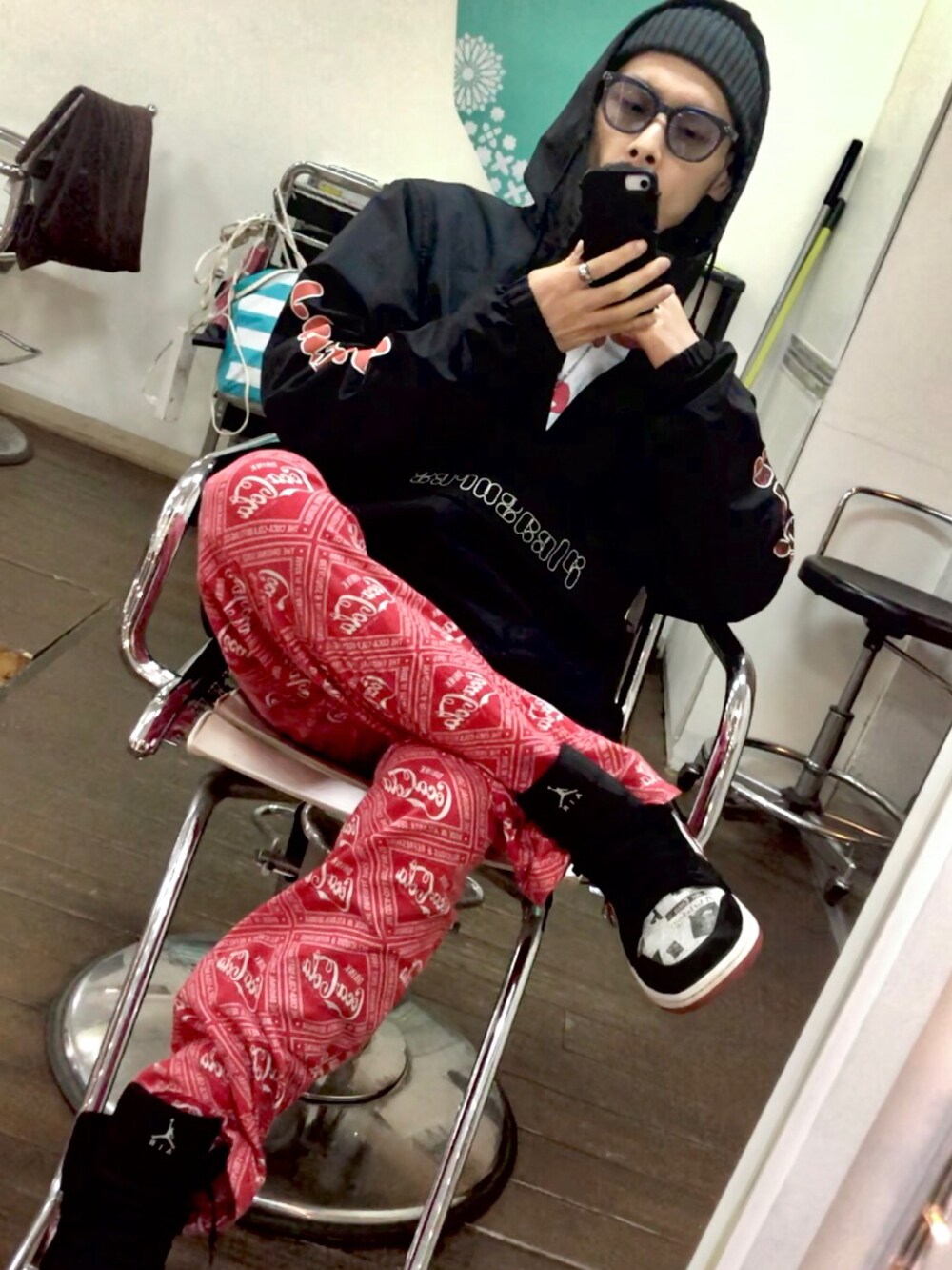 ブラック系のライダースジャケット、ブラック系のマウンテンパーカー、レッド系のその他パンツを着用したメンズの春コーディネートの2枚目の写真