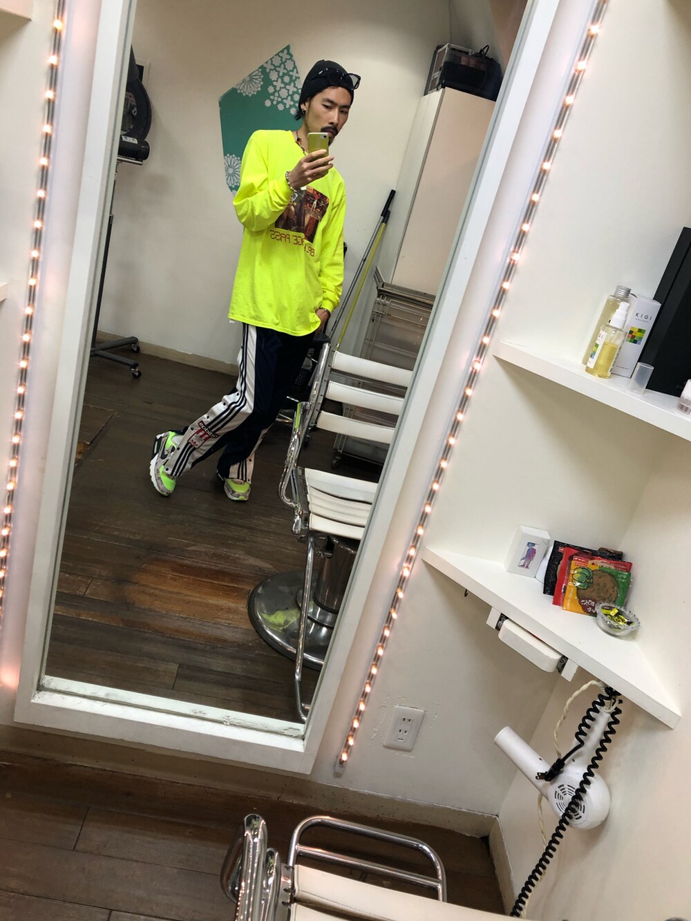 イエロー系のTシャツ/カットソー、ブルー系のその他パンツ、グリーン系のスニーカーを着用したメンズの春コーディネートの3枚目の写真