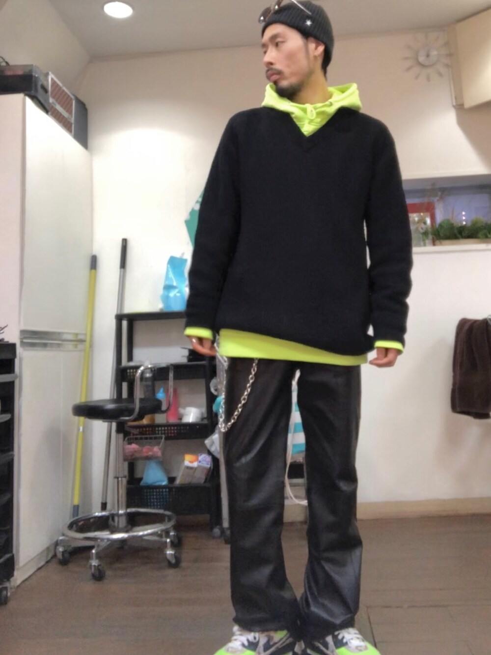 ブラック系のカーディガン/ボレロ、ブラック系のニット/セーター、グリーン系のパーカーを着用したメンズの冬コーディネートの2枚目の写真