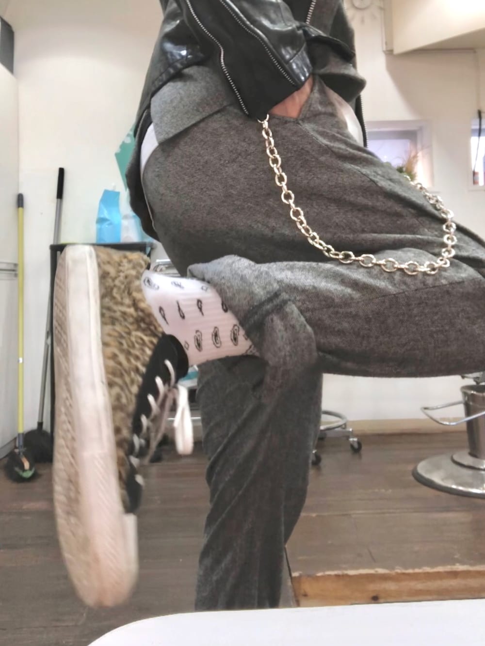 ブラック系のライダースジャケット、ブラック系のニット/セーター、グレー系のテーラードジャケットを着用したメンズの冬コーディネートの2枚目の写真