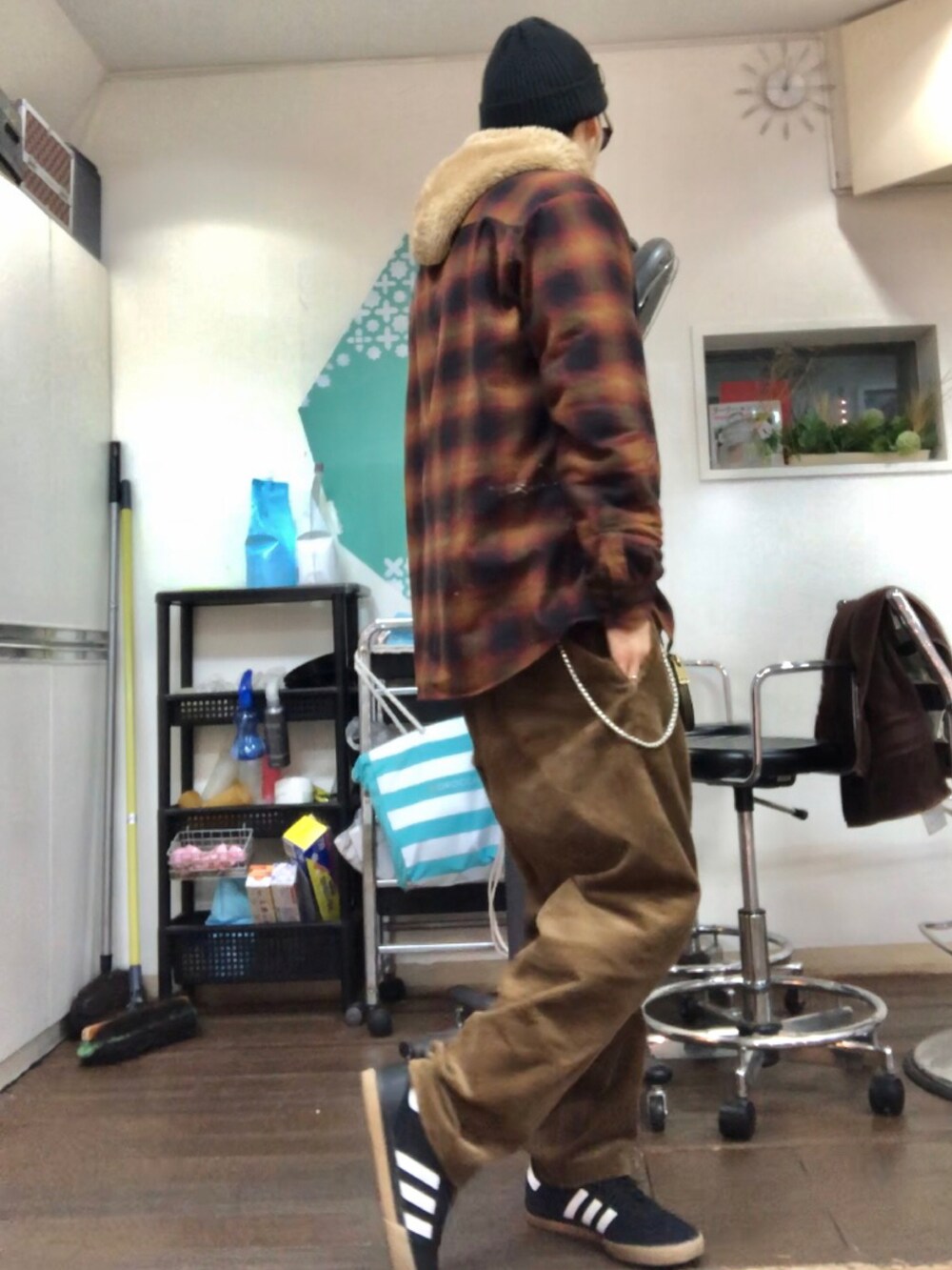 ブラウン系のシャツ/ブラウス、ベージュ系のパーカー、ブラウン系のその他パンツを着用したメンズの冬コーディネートの2枚目の写真