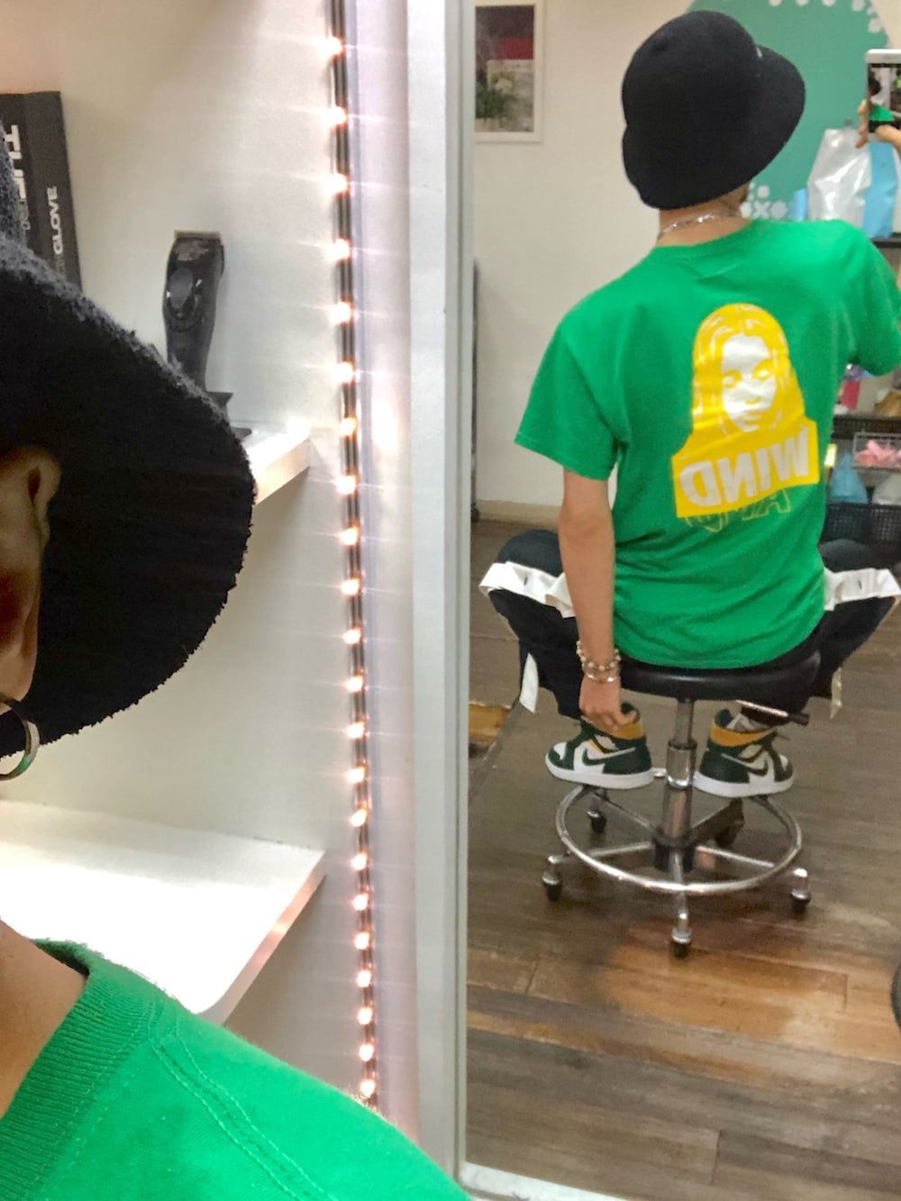 グリーン系のTシャツ/カットソー、ブラック系のその他パンツ、グリーン系のスニーカーを着用したメンズの秋コーディネートの2枚目の写真