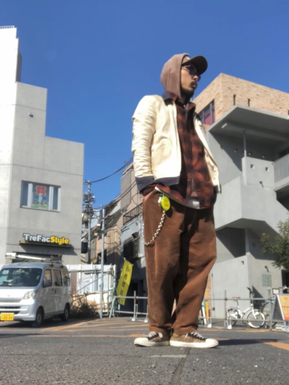 ベージュ系のブルゾン、ブラウン系のシャツ/ブラウス、ブラウン系のパーカーを着用したメンズの冬コーディネートの2枚目の写真