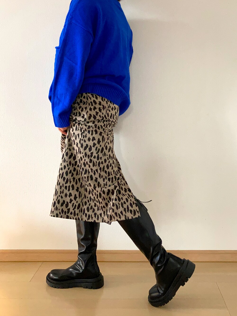 ブルー系のニット/セーター、その他のスカート、ブラック系のブーツを着用したレディースの秋コーディネートの2枚目の写真